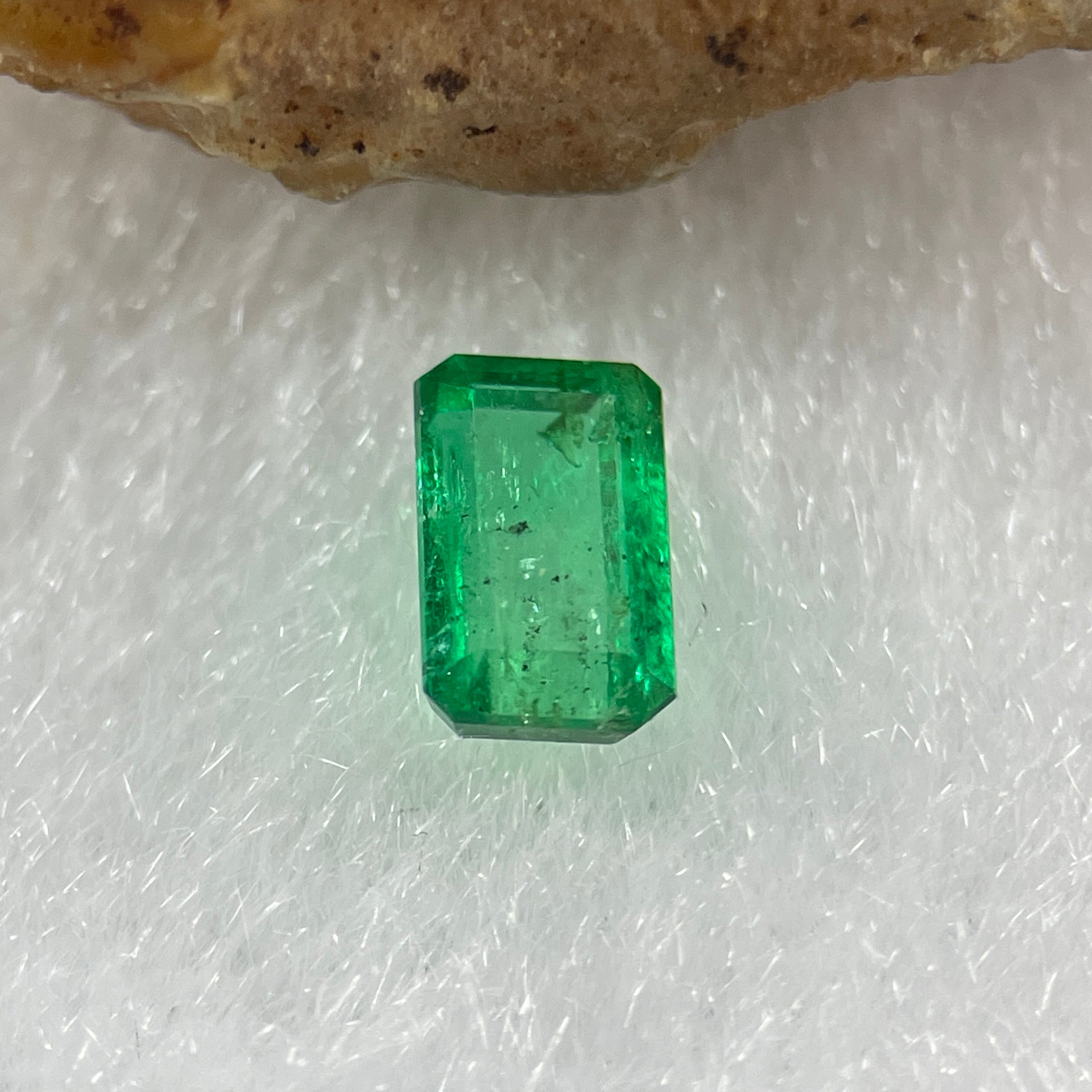 Natural Colombia Vivid Green Emerald (Beryl) Cut-Cornered Rectangular Step cut 0.48ct 5.9 by 3.6 by 2.3mm - Huangs Jadeite and Jewelry Pte Ltd
