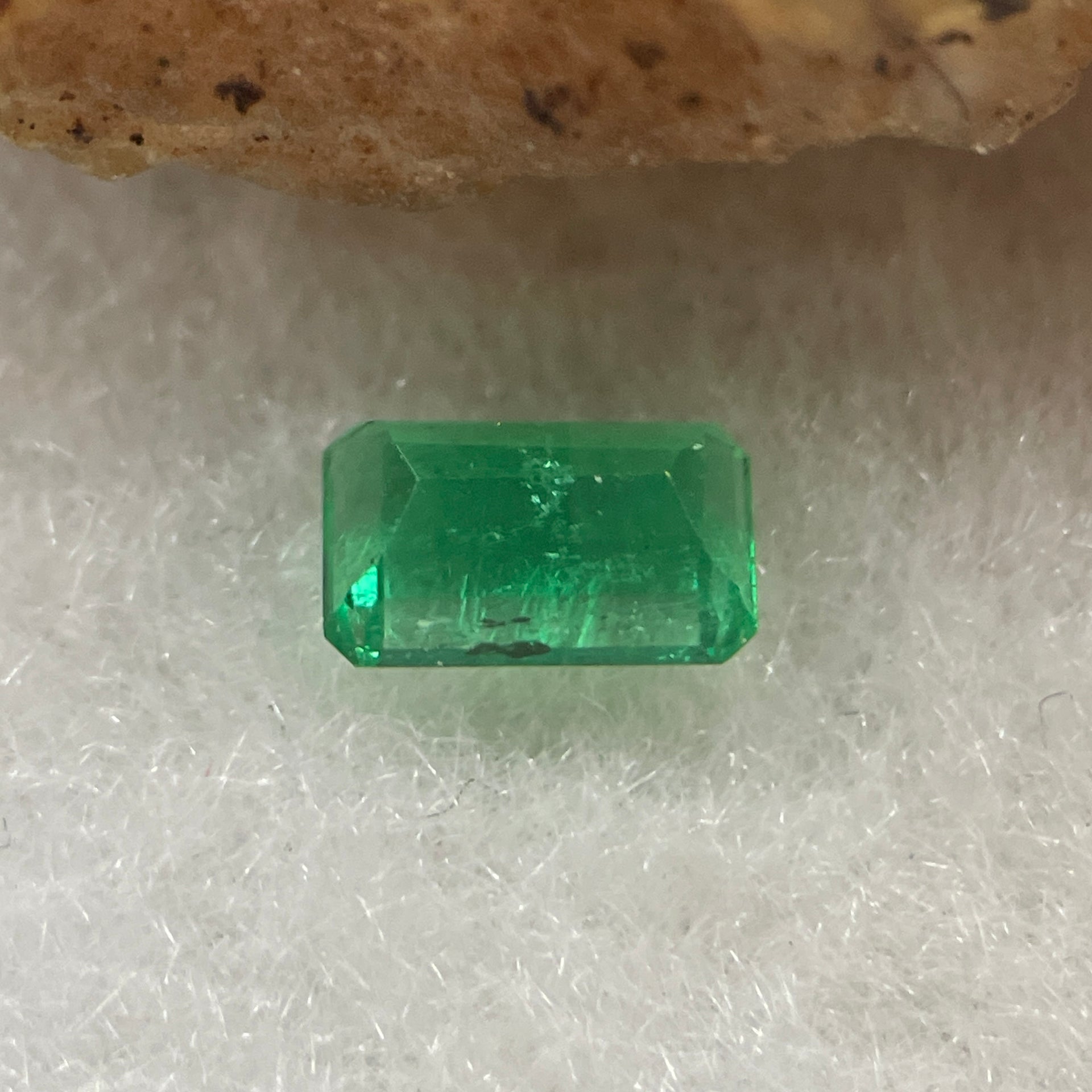 Natural Colombia Vivid Green Emerald (Beryl) Cut-Cornered Rectangle Step cut 0.45ct 5.7 by 3.6 by 2.5mm - Huangs Jadeite and Jewelry Pte Ltd