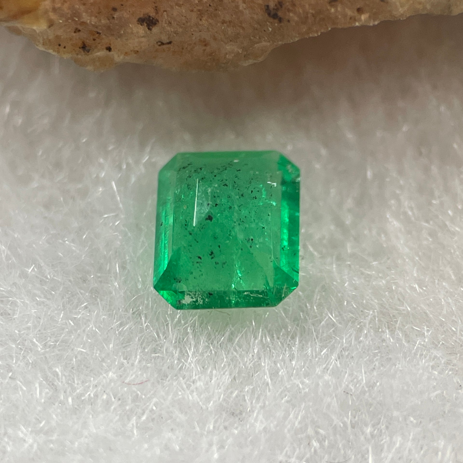 Natural Colombia Vivid Green Emerald (Beryl) Cut-Cornered Rectangular Step cut 0.46ct 5.6 by 4.7 by 2.5mm - Huangs Jadeite and Jewelry Pte Ltd