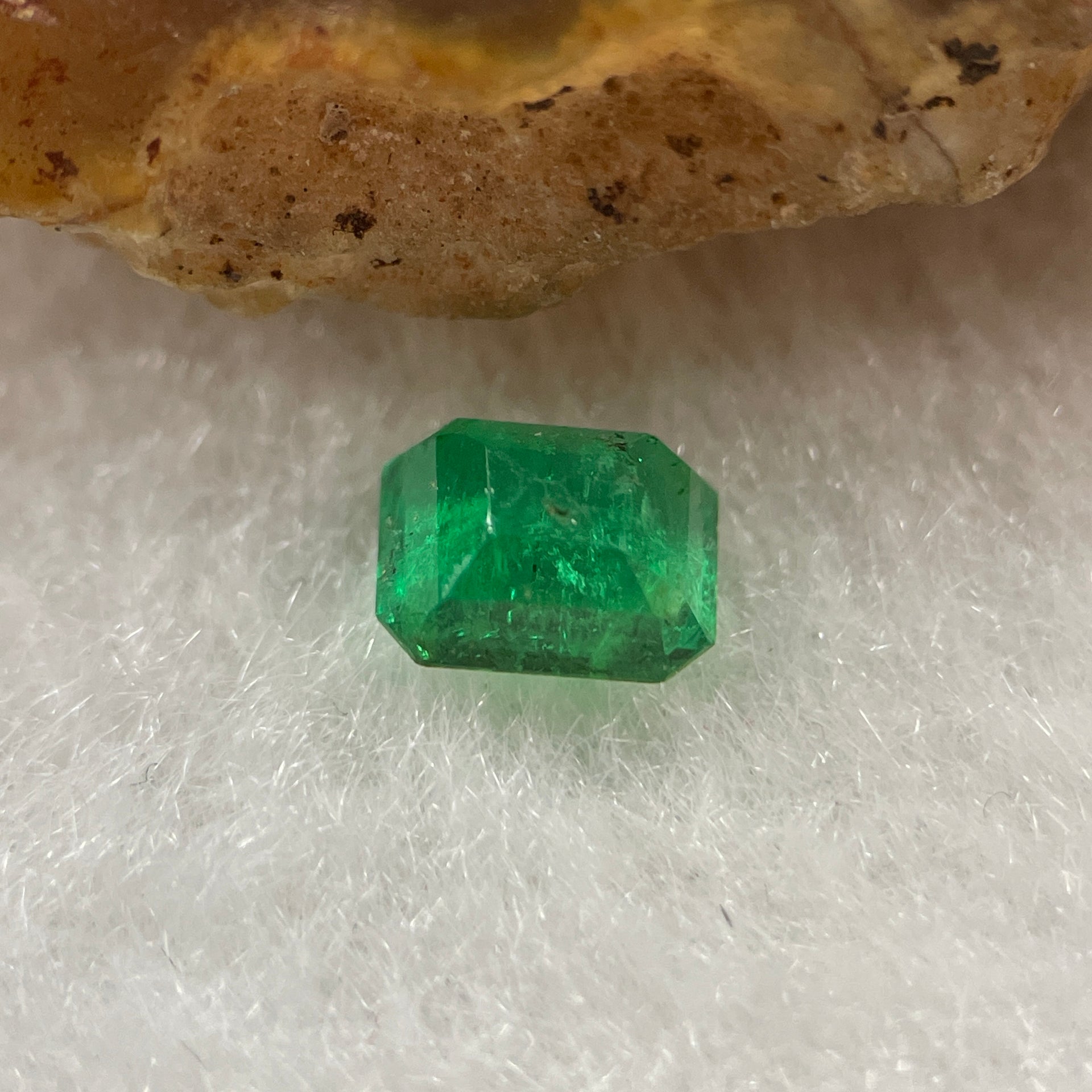 Natural Colombia Green Emerald (Beryl) Cut-Cornered Rectangular step cut 0.56ct 5.8 by 4.5 by 2.9mm - Huangs Jadeite and Jewelry Pte Ltd