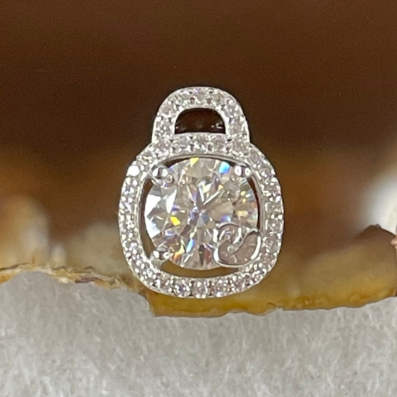 1.0 Ct Colourless Round Brilliant Diameter 6.5mm VVS1 Excellent Cut Moissanite Excellent Polish Excellent Symmetry None Florescence in S925 Silver Pendant GRA 218553559 - Huangs Jadeite and Jewelry Pte Ltd