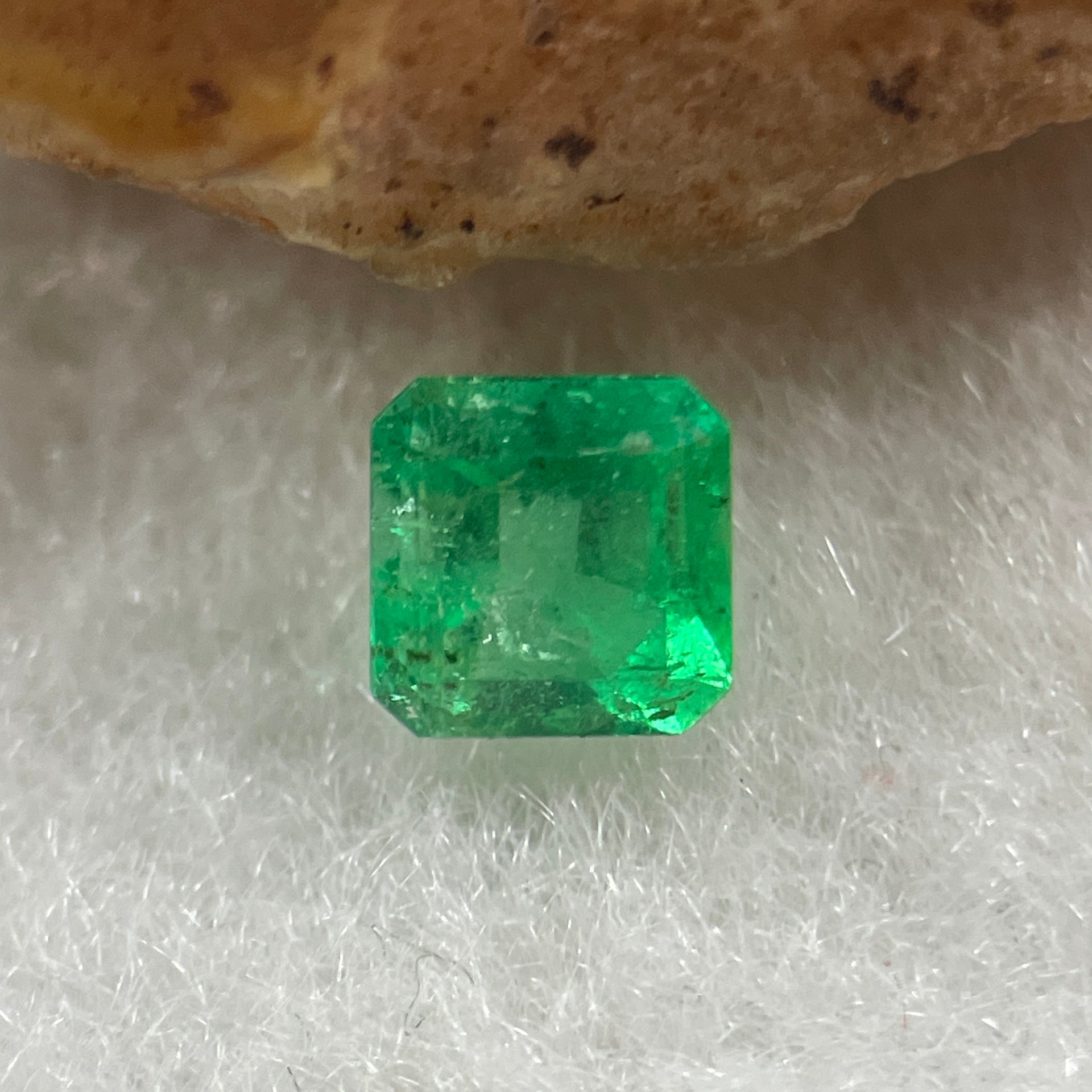 Natural Colombia Vivid Green Emerald (Beryl) Cut-Cornered Square Step cut 0.43ct 4.6 by 4.5 by 3.2mm - Huangs Jadeite and Jewelry Pte Ltd