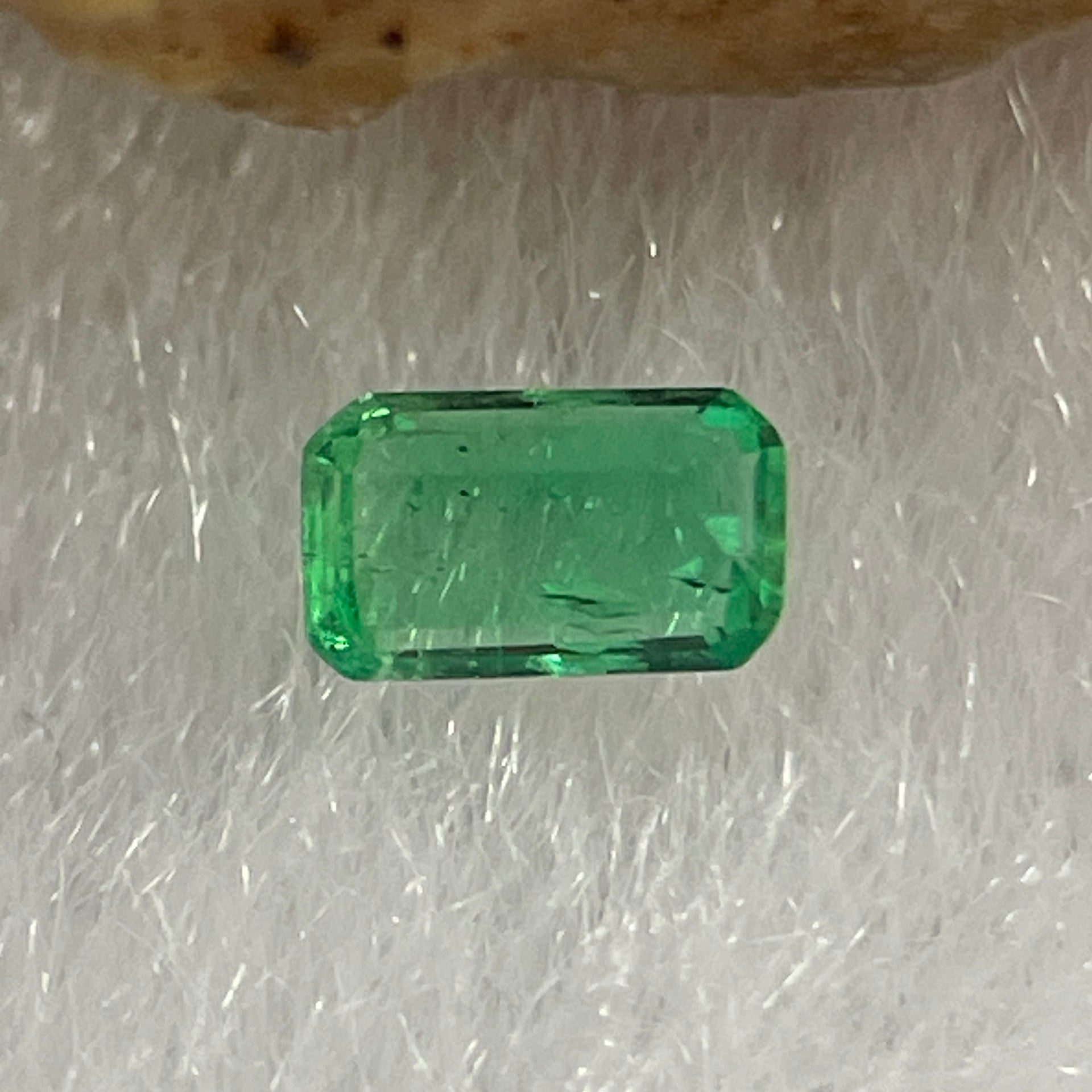 Natural Colombia Vivid Green Emerald (Beryl) Cut-Cornered Rectangular Step cut 0.06ct 3.3 by 2.0 by 1.3mm - Huangs Jadeite and Jewelry Pte Ltd