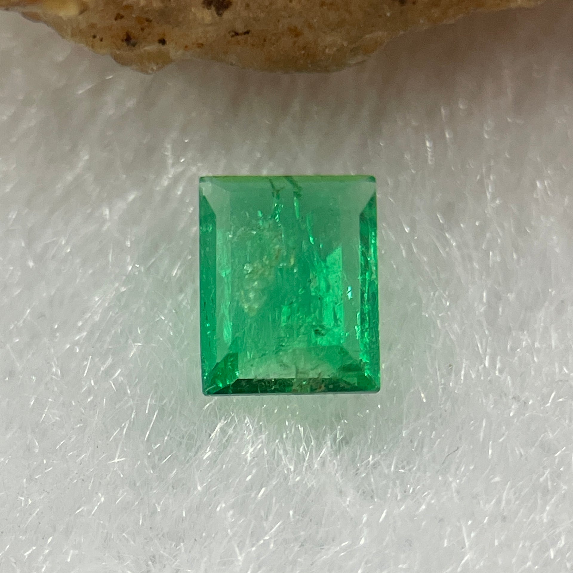 Natural Colombia Vivid Green Emerald (Beryl) Cut-Cornered Rectangular Step cut 0.39ct 5.3 by 4.1 by 2.1mm - Huangs Jadeite and Jewelry Pte Ltd