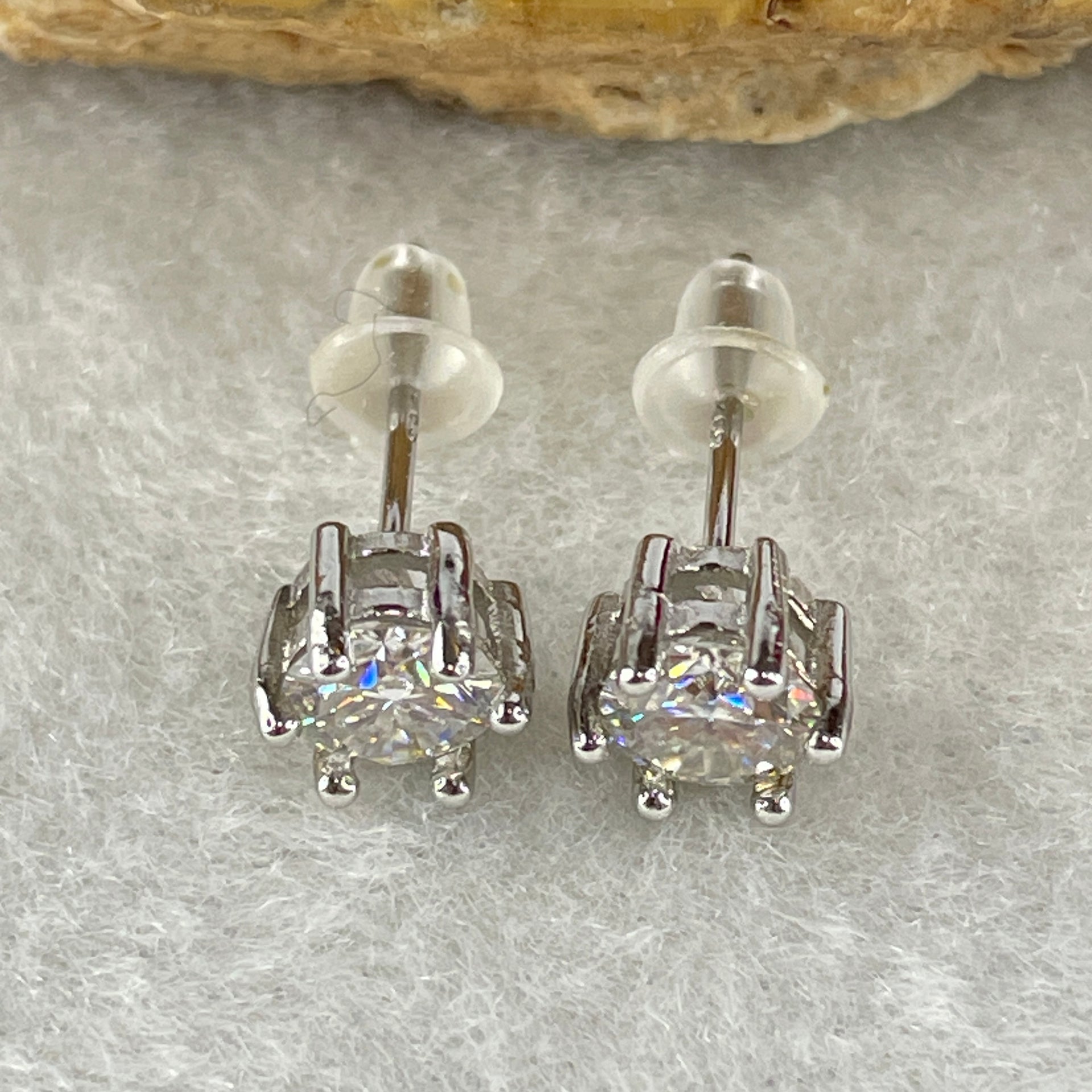 0.5 Ct Colourless Round Brilliant Diameter 5.0mm D VVS1 Excellent Cut Excellent Polish Excellent Symmetry None Florescence Moissanite in S925 Silver Earrings GRA 218444636 - Huangs Jadeite and Jewelry Pte Ltd