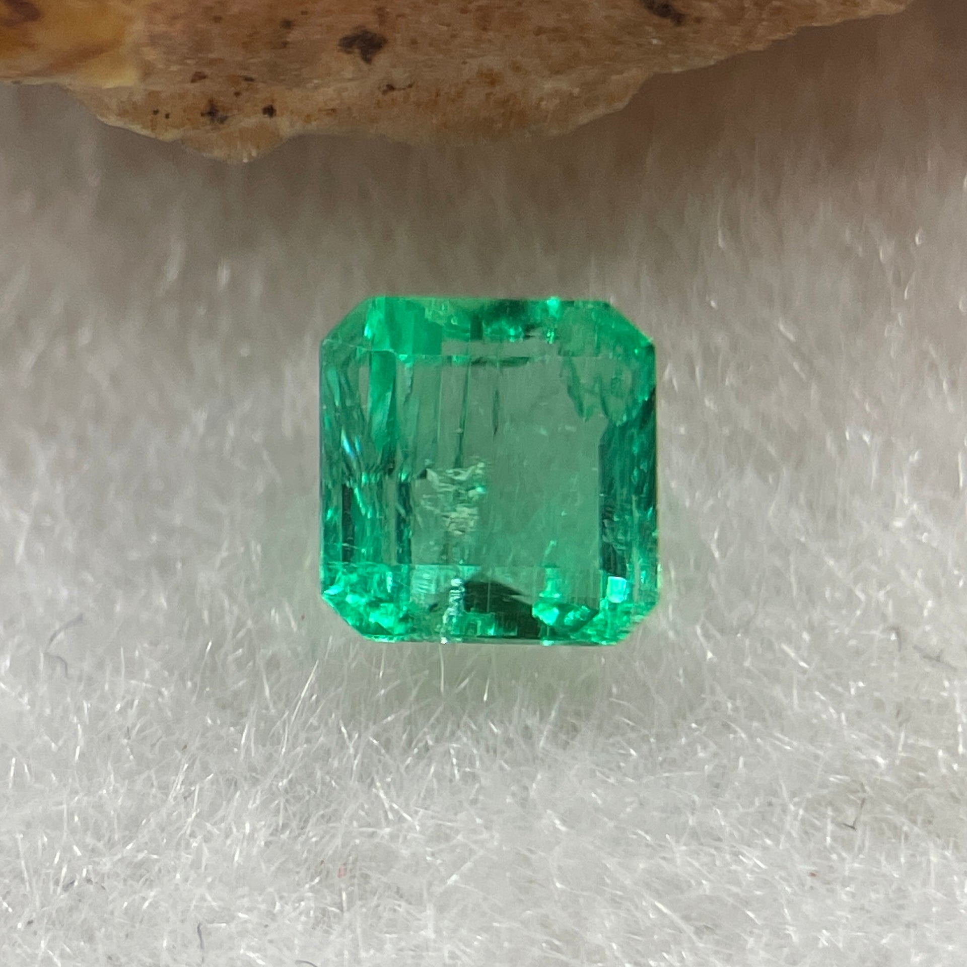 Natural Colombia Vivid Green Emerald (Beryl) Cut-Cornered Square Step cut 0.43ct 4.7 by 4.6 by 2.6mm - Huangs Jadeite and Jewelry Pte Ltd