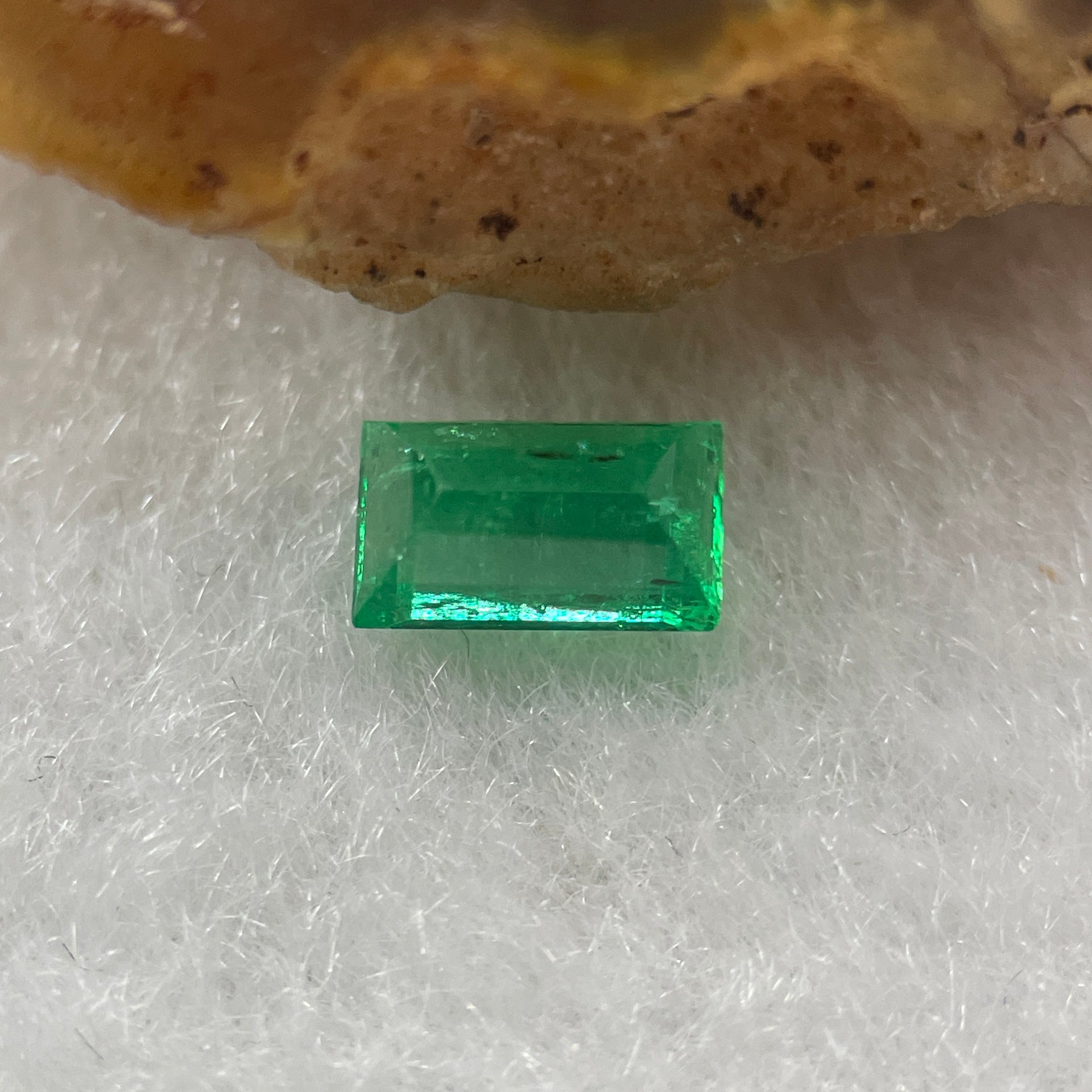 Natural Colombia Green Emerald (Beryl) Cut-Cornered Rectangular step cut 0.56ct 6.0 by 3.6 by 3.2mm - Huangs Jadeite and Jewelry Pte Ltd