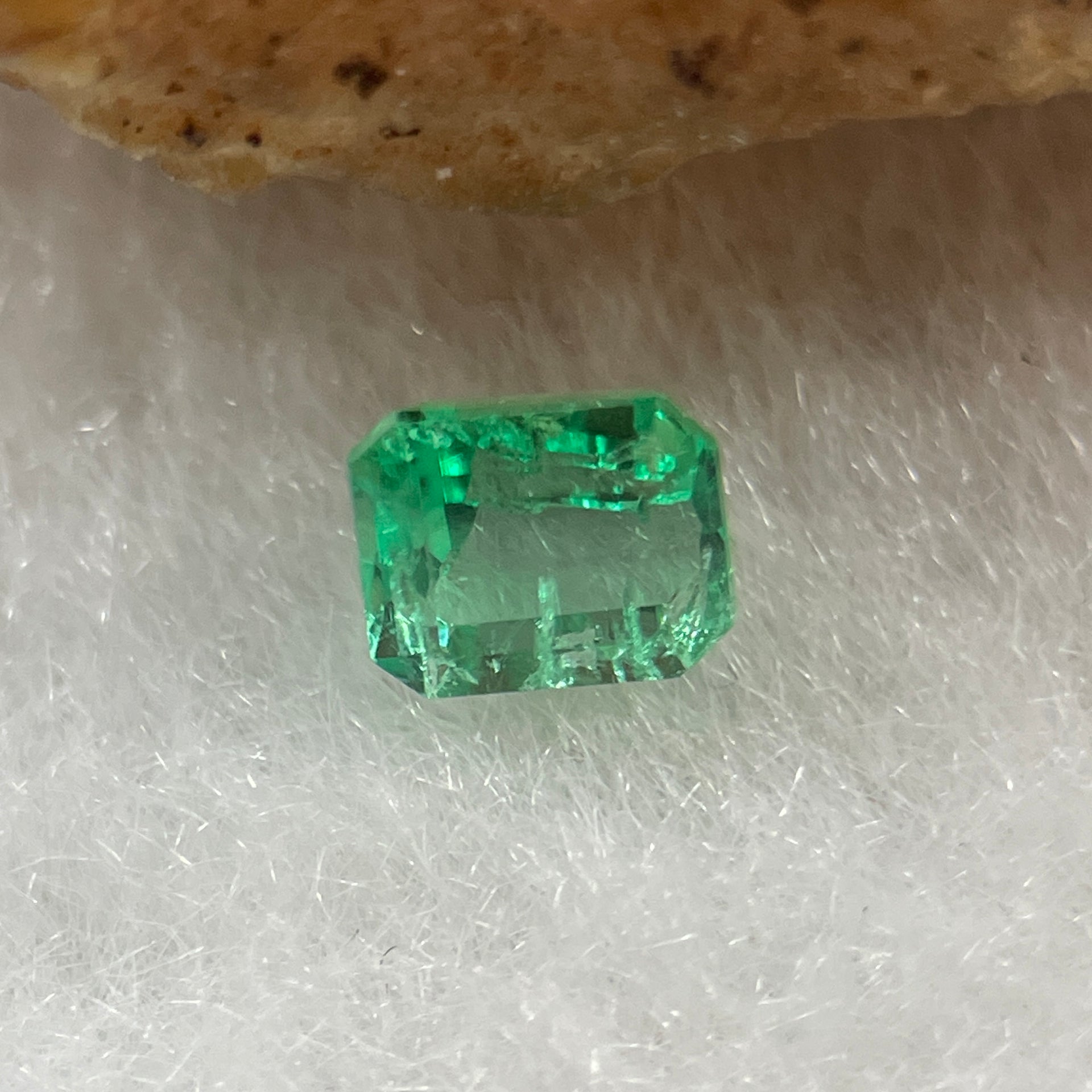 Natural Colombia Vivid Green Emerald (Beryl) Cut-Cornered Rectangular Step cut 0.41ct 4.5 by 4.1 by 3.0mm - Huangs Jadeite and Jewelry Pte Ltd