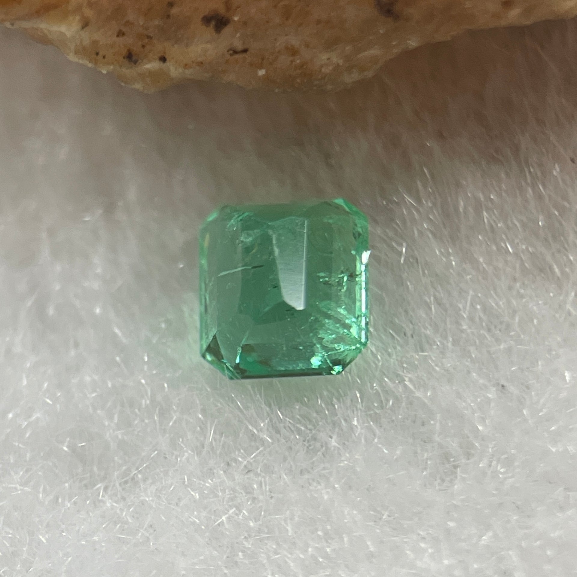 Natural Colombia Vivid Green Emerald (Beryl) Cut-Cornered Rectangular Step cut 0.41ct 4.5 by 4.1 by 3.0mm - Huangs Jadeite and Jewelry Pte Ltd