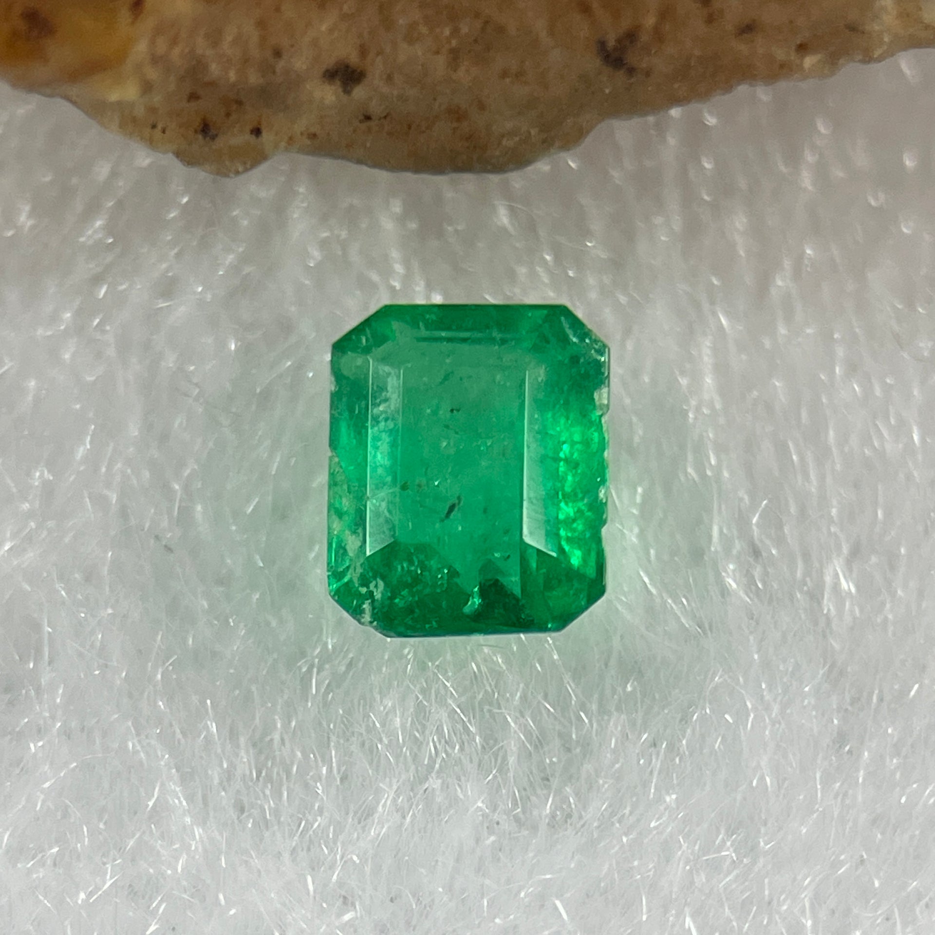 Natural Colombia Vivid Green Emerald (Beryl) Cut-Cornered Rectangular  Step cut 0.48ct 5.2 by 4.3 by 2.9mm - Huangs Jadeite and Jewelry Pte Ltd