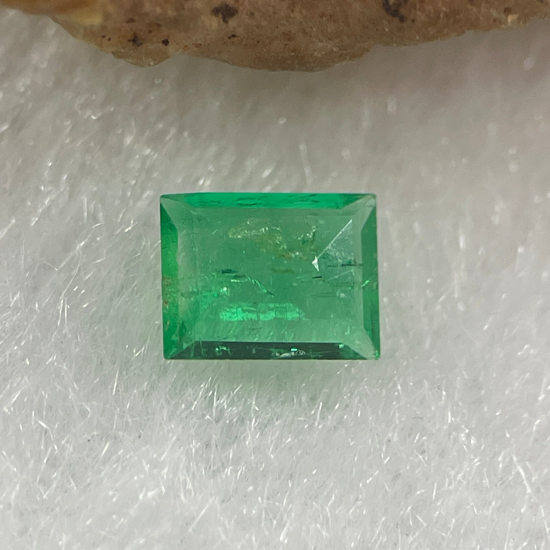 Natural Colombia Vivid Green Emerald (Beryl) Cut-Cornered Rectangular Step cut 0.39ct 5.3 by 4.1 by 2.1mm - Huangs Jadeite and Jewelry Pte Ltd
