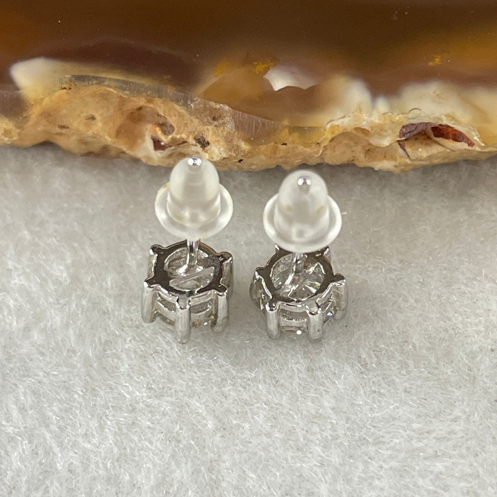 0.5 Ct Colourless Round Brilliant Diameter 5.0mm D VVS1 Excellent Cut Excellent Polish Excellent Symmetry None Florescence Moissanite in S925 Silver Earrings GRA 218444636 - Huangs Jadeite and Jewelry Pte Ltd