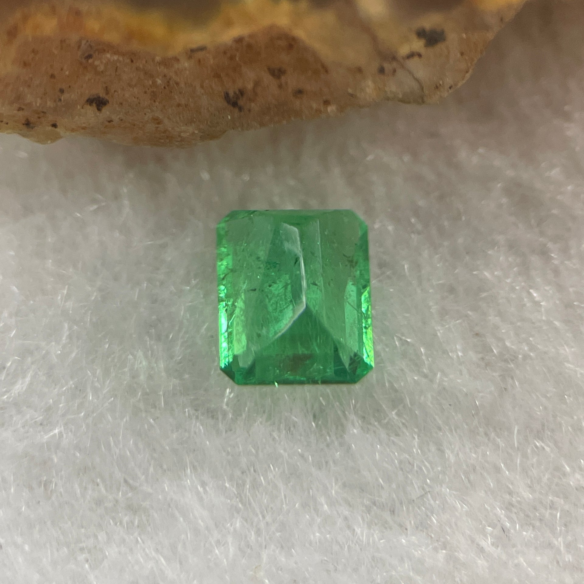 Natural Colombia Green Emerald (Beryl) Cut-Cornered Rectangular step cut 0.67ct 5.8 by 4.9 by 3.7mm - Huangs Jadeite and Jewelry Pte Ltd
