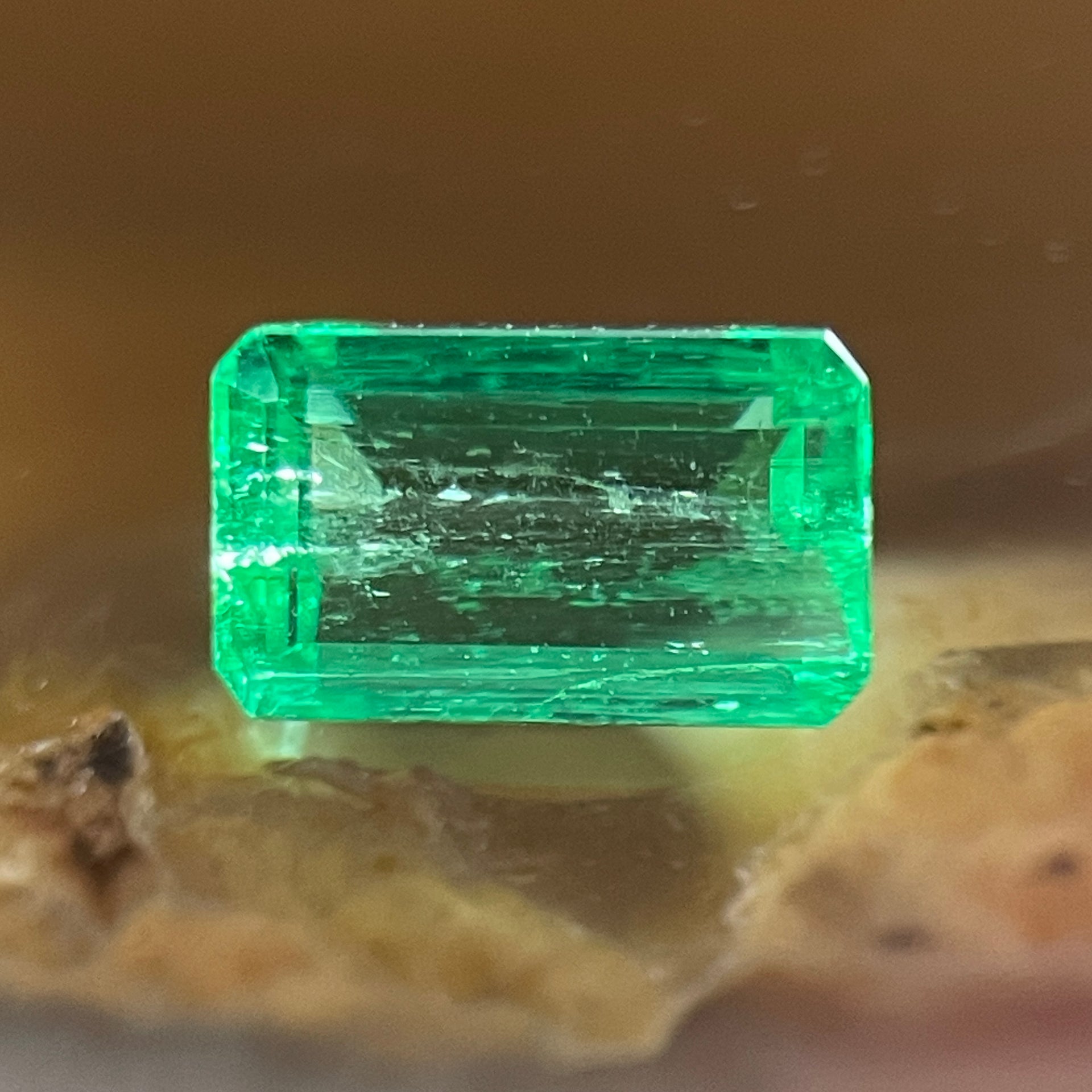 Natural Colombia Green Emerald (Beryl) Cut-Cornered Rectangular step cut 0.84ct 6.9 by 4.2 by 3.1mm - Huangs Jadeite and Jewelry Pte Ltd