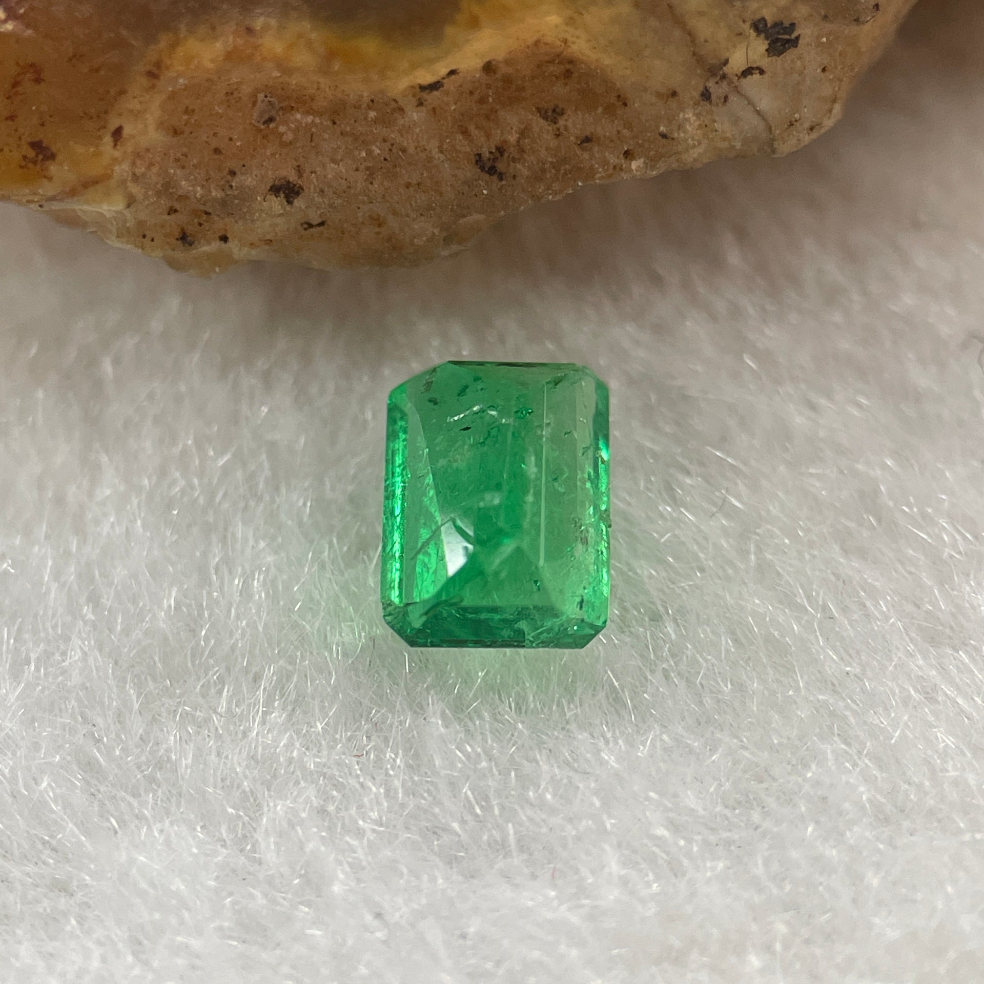Natural Colombia Green Emerald (Beryl) Cut-Cornered Rectangular step cut 0.60ct 6.2 by 4.5 by 2.9mm - Huangs Jadeite and Jewelry Pte Ltd