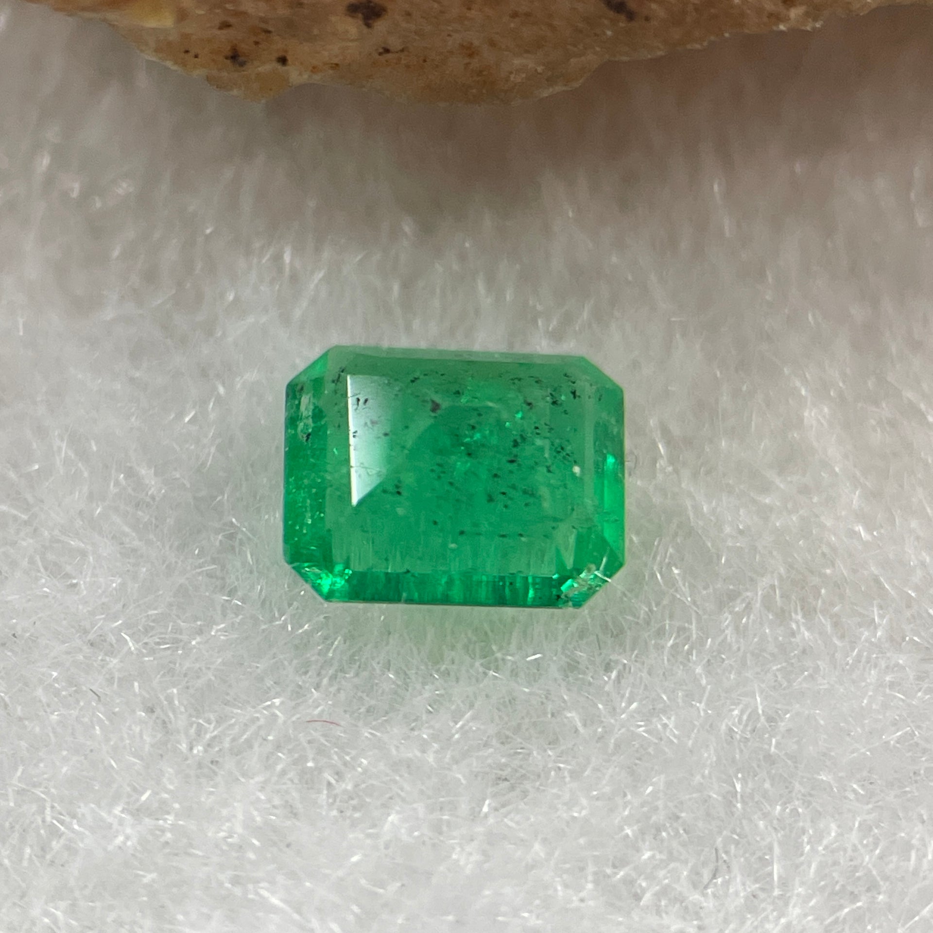 Natural Colombia Vivid Green Emerald (Beryl) Cut-Cornered Rectangular Step cut 0.46ct 5.6 by 4.7 by 2.5mm - Huangs Jadeite and Jewelry Pte Ltd
