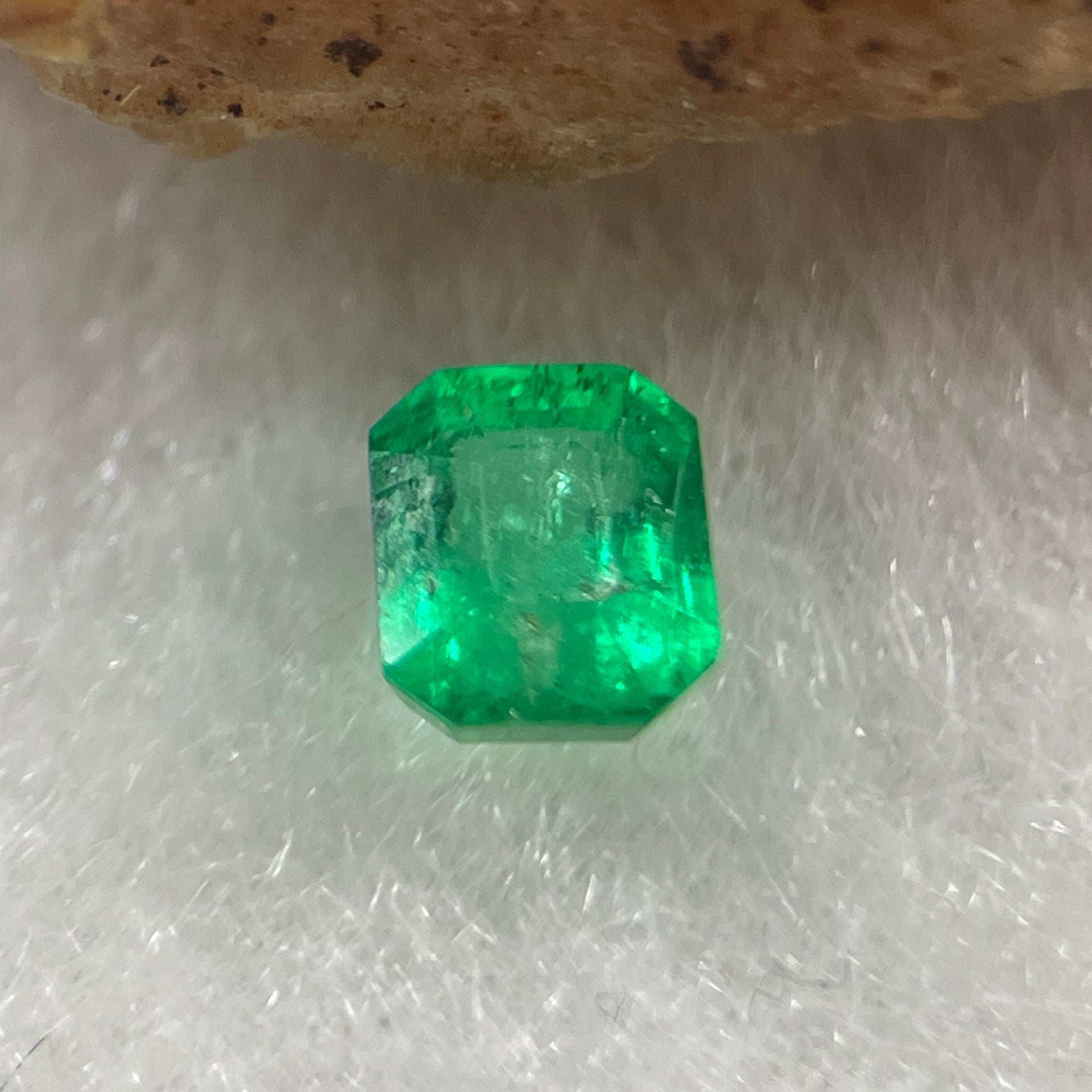 Natural Colombia Vivid Green Emerald (Beryl) Cut-Cornered Rectangular Step cut 0.46ct 5.4 by 4.0 by 3.2mm - Huangs Jadeite and Jewelry Pte Ltd