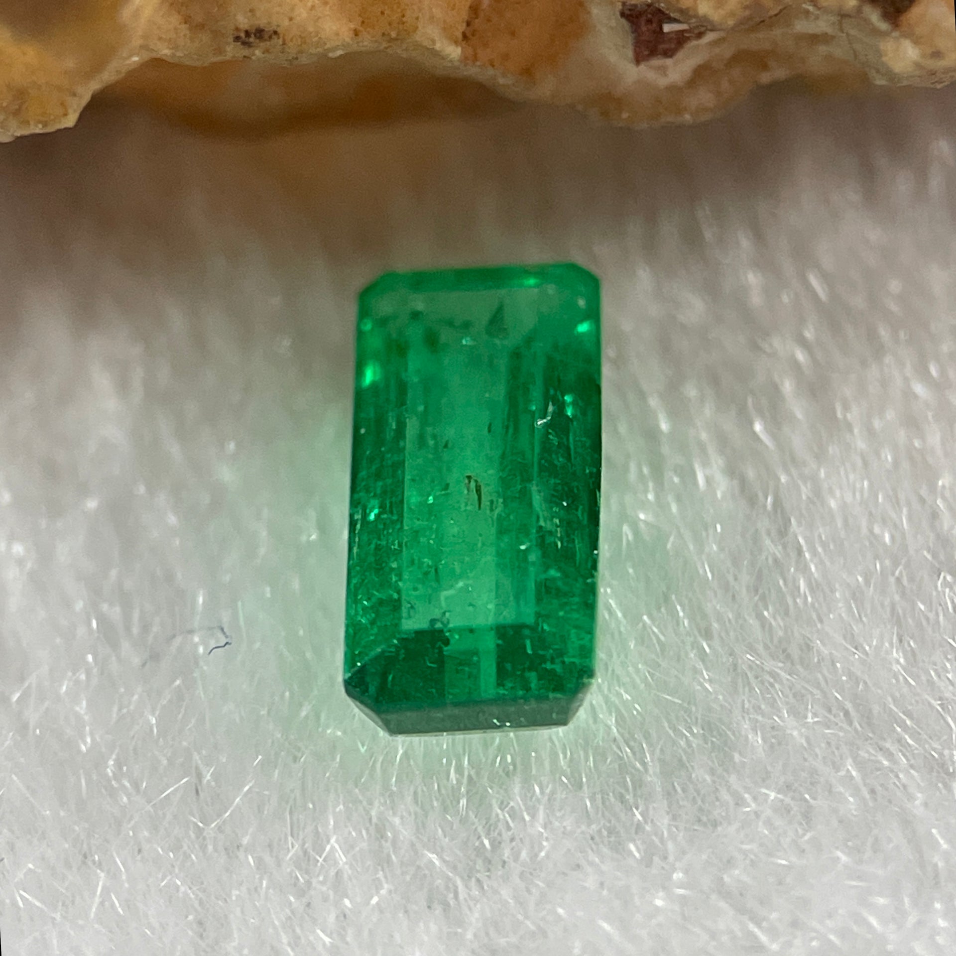 Natural Colombia Green Emerald (Beryl) Cut-Cornered Rectangular step cut 0.88ct 8.5 by 3.8 by 2.8mm - Huangs Jadeite and Jewelry Pte Ltd