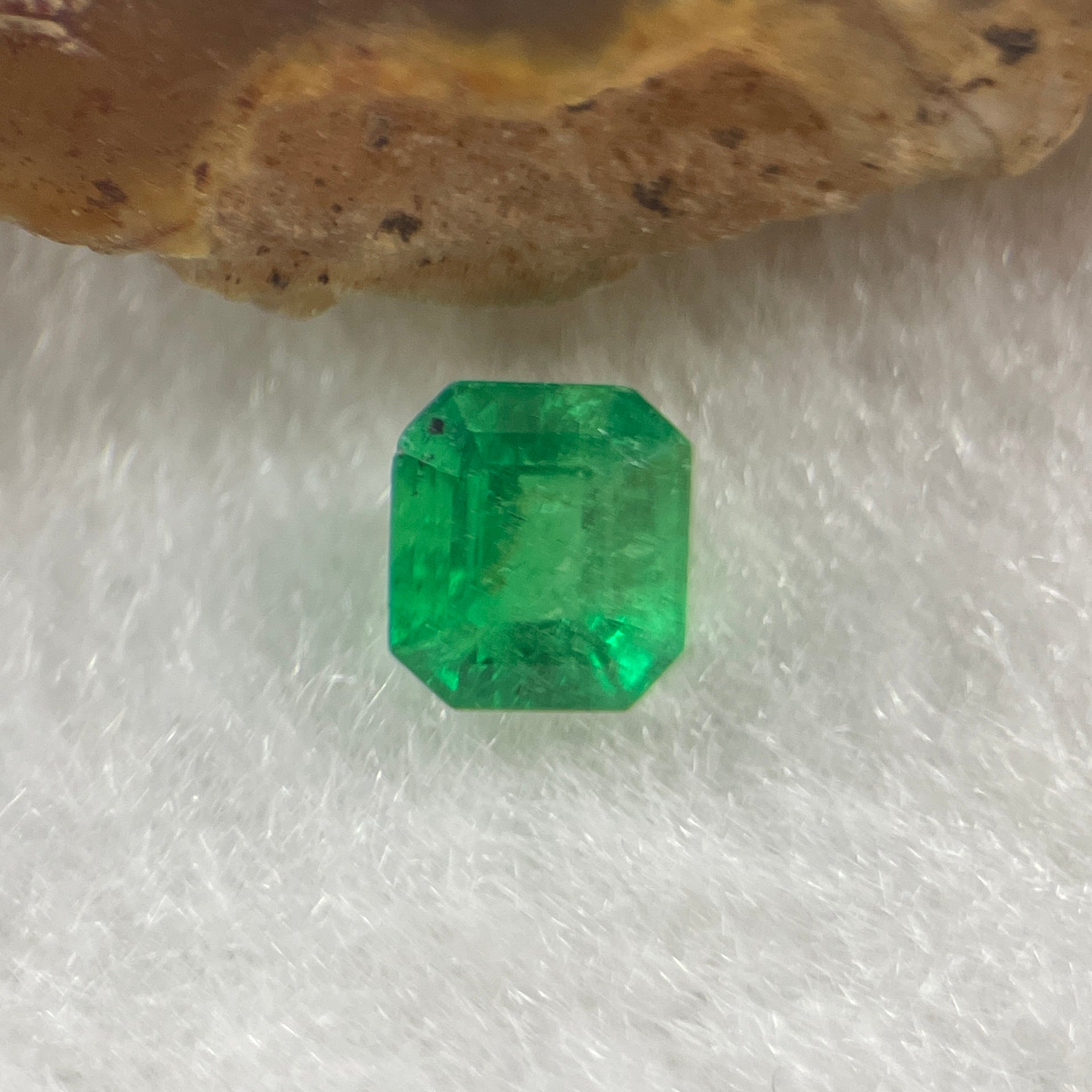 Natural Colombia Green Emerald (Beryl) Cut-Cornered Rectangular step cut 0.68ct 5.3 by 4.9 by 3.9mm - Huangs Jadeite and Jewelry Pte Ltd