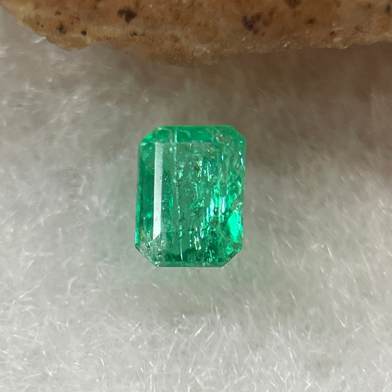 Natural Colombia Vivid Green Emerald (Beryl) Cut-Cornered Rectangular Step cut 0.41ct 5.0 by 3.6 by 2.9mm - Huangs Jadeite and Jewelry Pte Ltd