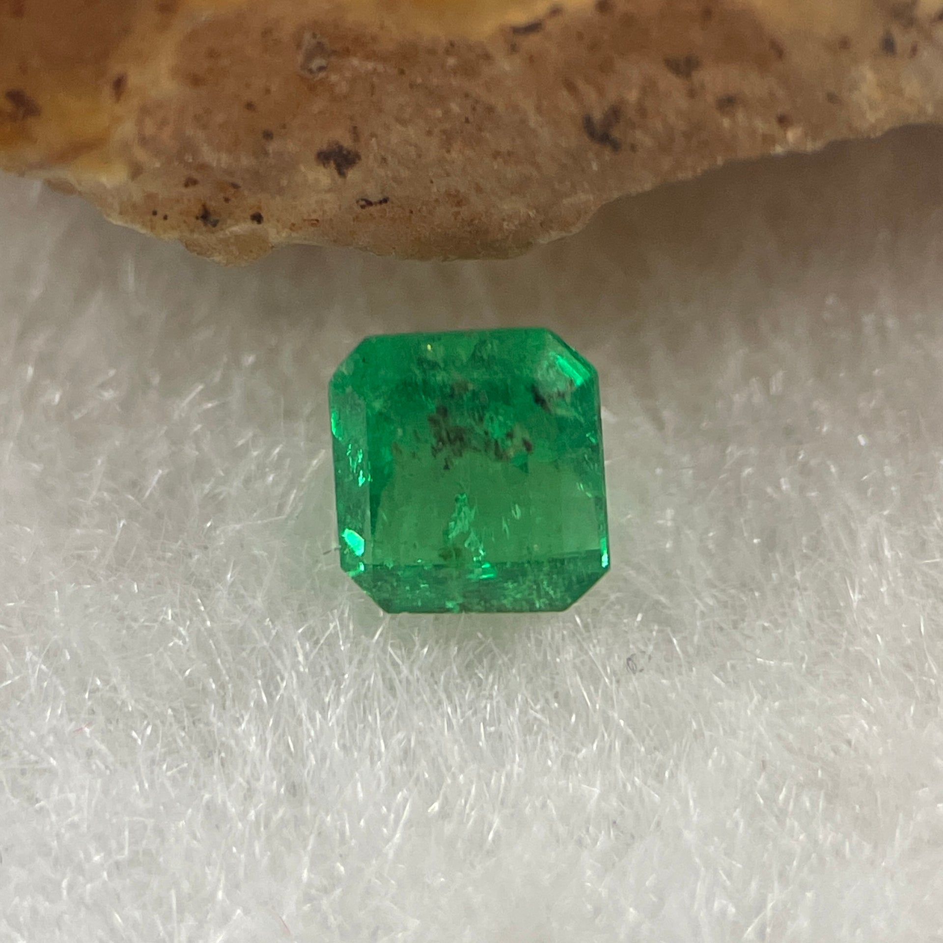 Natural Colombia Vivid Green Emerald (Beryl) Cut-Cornered Rectangular Step cut 0.41ct 4.4 by 4.1 by 3.2mm - Huangs Jadeite and Jewelry Pte Ltd