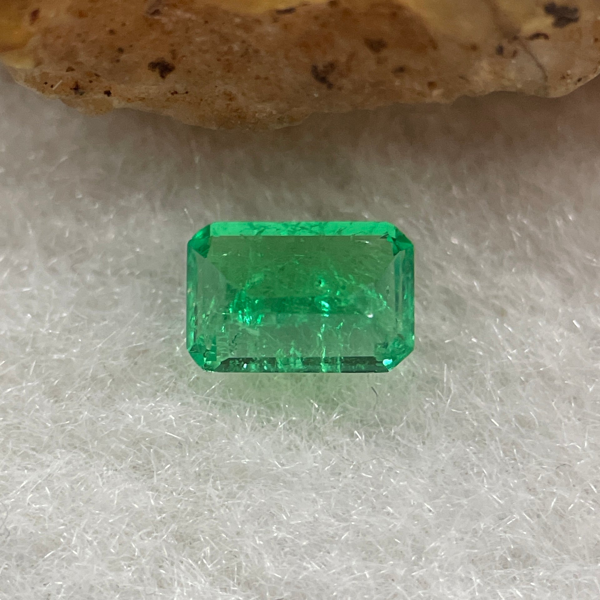 Natural Colombia Vivid Green Emerald (Beryl) Cut-Cornered Rectangular Step cut 0.44ct 5.8 by 4.0 by 2.6mm - Huangs Jadeite and Jewelry Pte Ltd