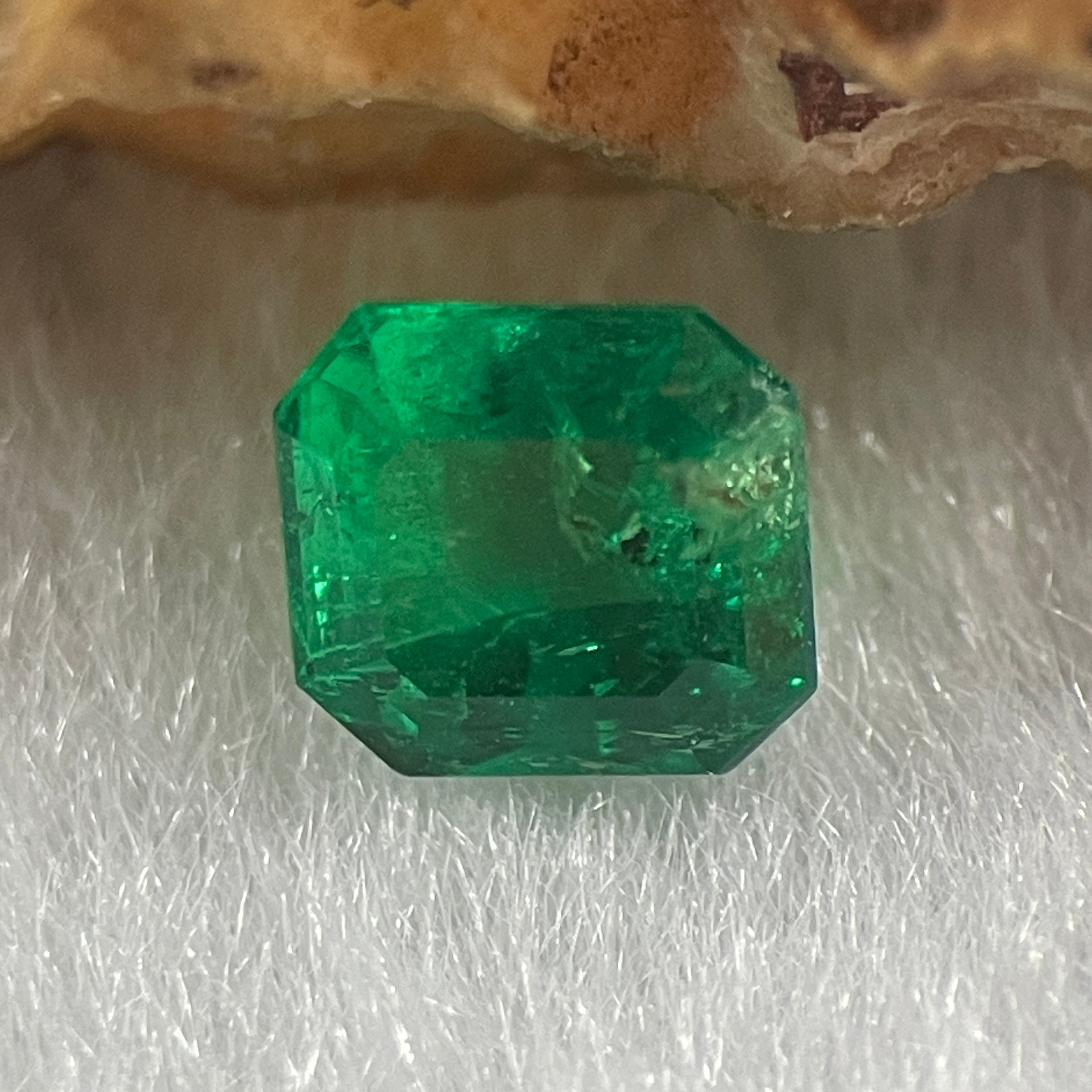 Natural Colombia Green Emerald (Beryl) Cut-Cornered Rectangular step cut 0.86ct 5.6 by 5.2 by 4.3mm - Huangs Jadeite and Jewelry Pte Ltd