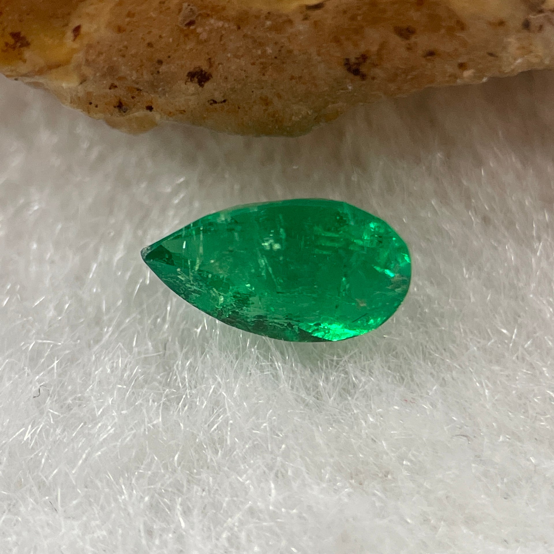 Natural Colombia Green Emerald (Beryl) Cut-Cornered Tear Drop cut 0.50ct 7.0 by 4.2 by 3.4mm - Huangs Jadeite and Jewelry Pte Ltd