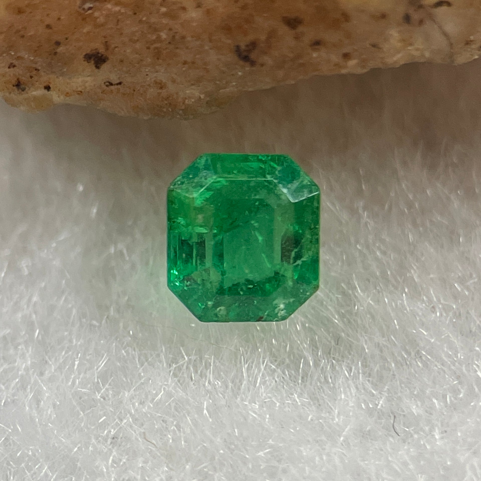 Natural Colombia Vivid Green Emerald (Beryl) Cut-Cornered Rectangular Step cut 0.47ct 4.6 by 4.2 by 3.3mm - Huangs Jadeite and Jewelry Pte Ltd