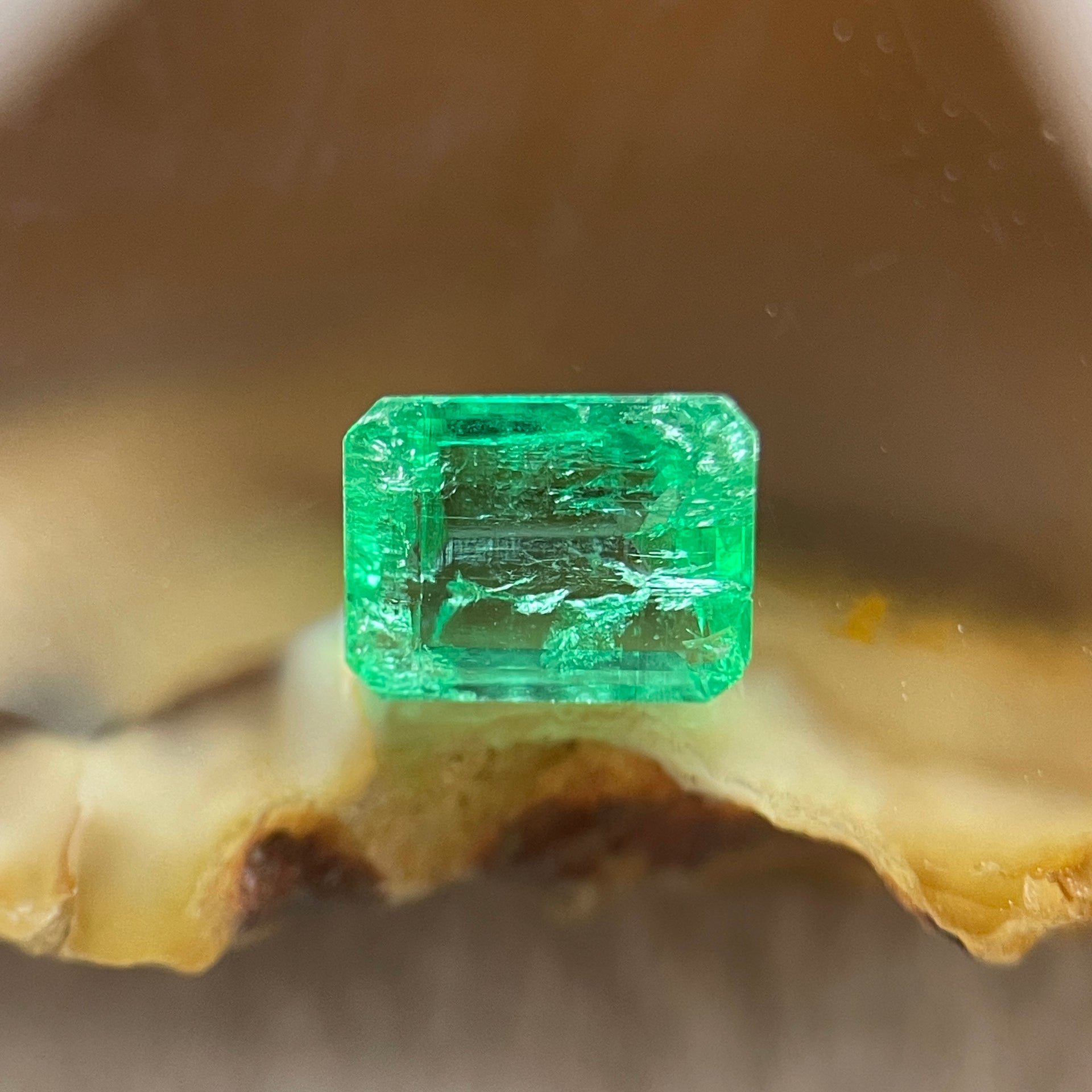 Natural Colombia Green Emerald (Beryl) Cut-Cornered Rectangular step cut 1.06ct 6.8 by 5.4 by 3.4mm - Huangs Jadeite and Jewelry Pte Ltd