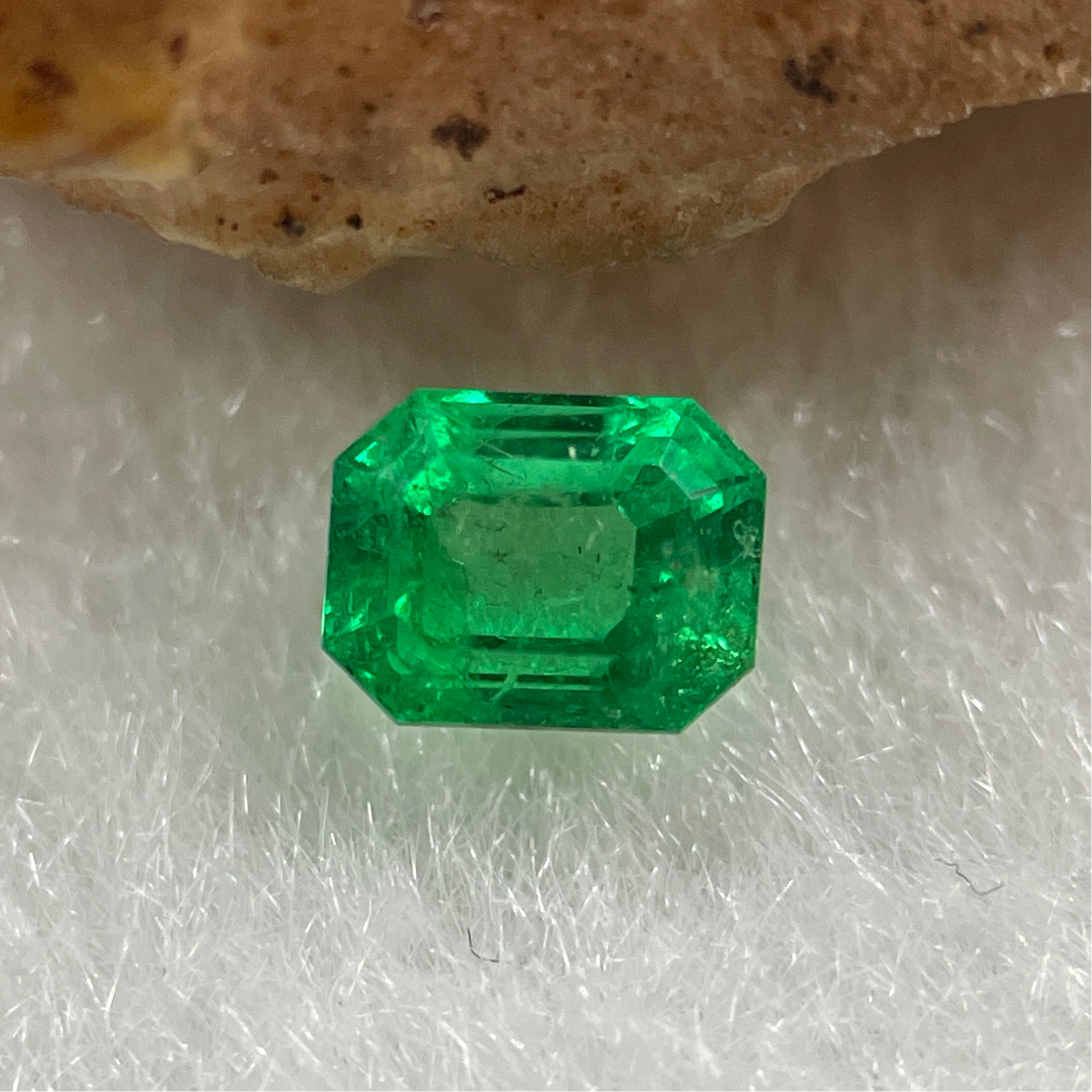 Natural Colombia Vivid Green Emerald (Beryl) Cut-Cornered Rectangular Step cut 0.47ct 4.7 by 3.7 by 3.1mm - Huangs Jadeite and Jewelry Pte Ltd