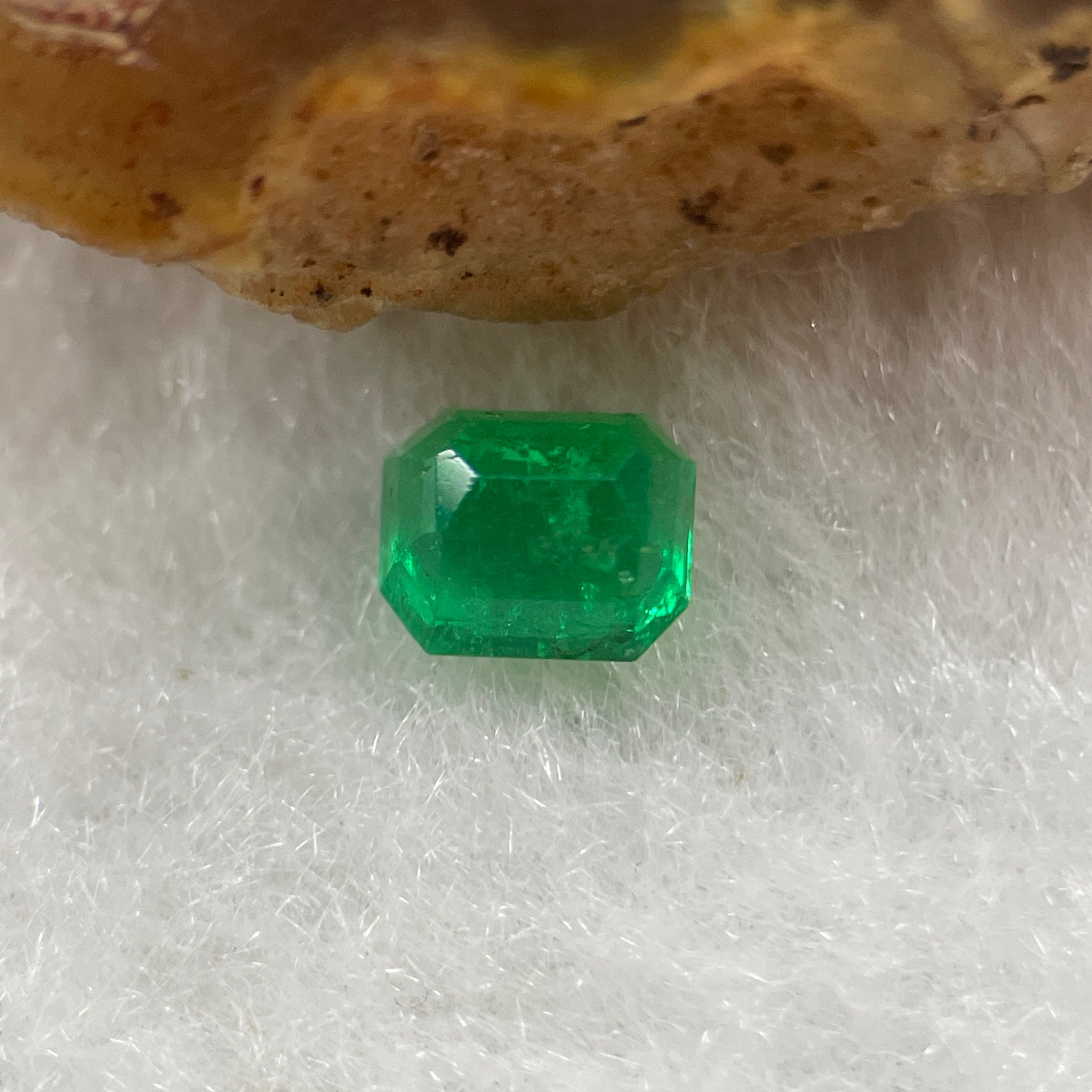 Natural Colombia Green Emerald (Beryl) Cut-Cornered Rectangular step cut 0.58ct 5.2 by 4 - Huangs Jadeite and Jewelry Pte Ltd