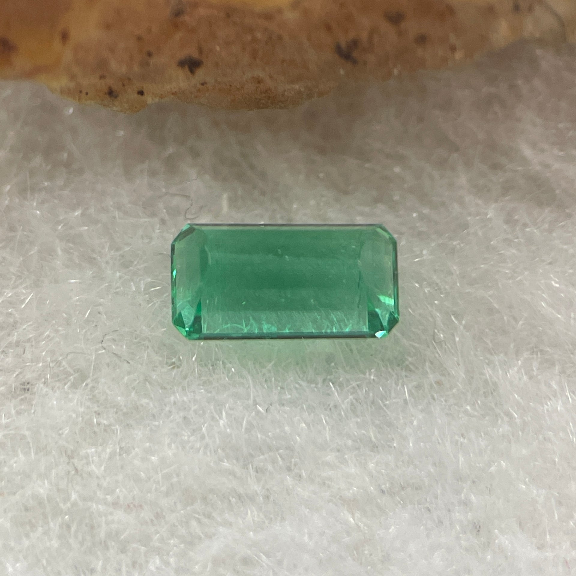 Natural Colombia Vivid Green Emerald (Beryl) Cut-Cornered Rectangular Step cut 0.40ct 5.8 by 3.1 by 2.5mm - Huangs Jadeite and Jewelry Pte Ltd