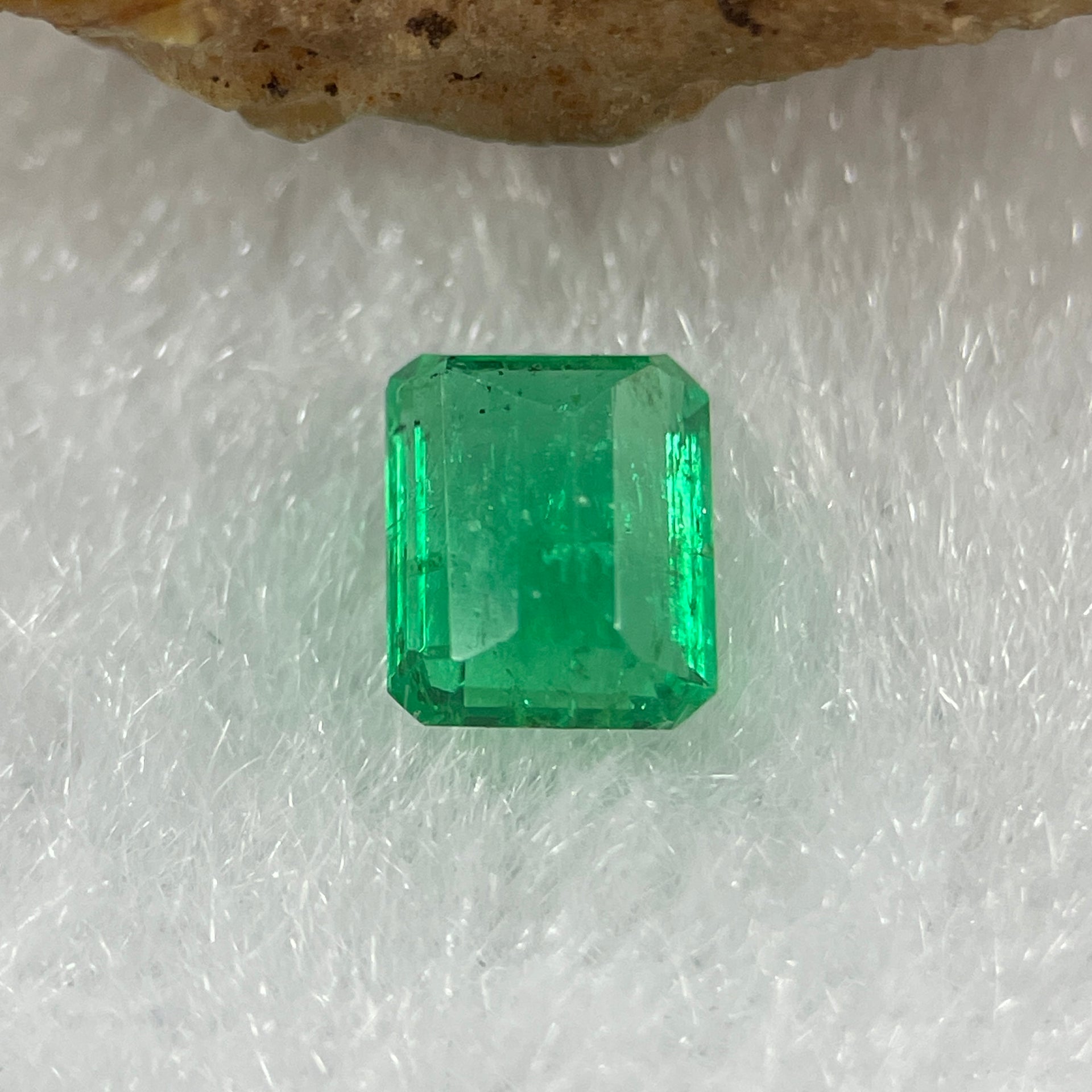 Natural Colombia Vivid Green Emerald (Beryl) Cut-Cornered Rectangular Step cut 0.48ct 5.2 by 4.4 by 2.7mm - Huangs Jadeite and Jewelry Pte Ltd