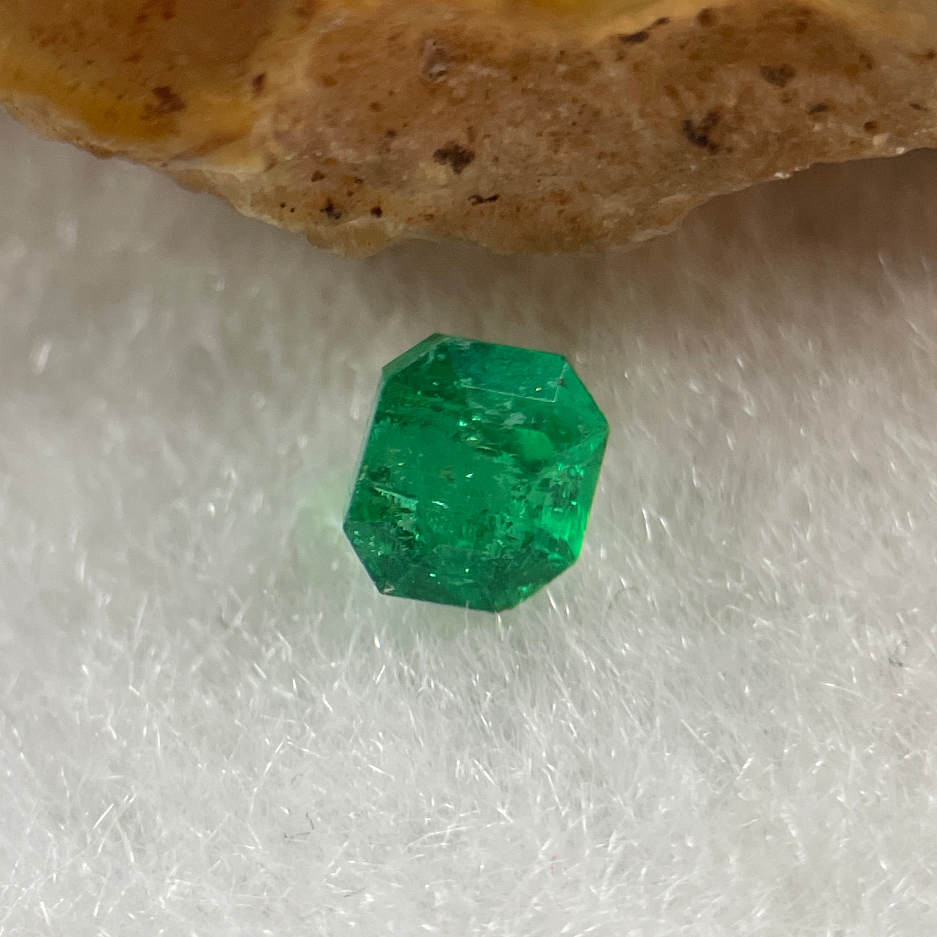 Natural Colombia Vivid Green Emerald (Beryl) Cut-Cornered Rectangular Step cut 0.44ct 4.5 by 4.0 by 3.8mm - Huangs Jadeite and Jewelry Pte Ltd