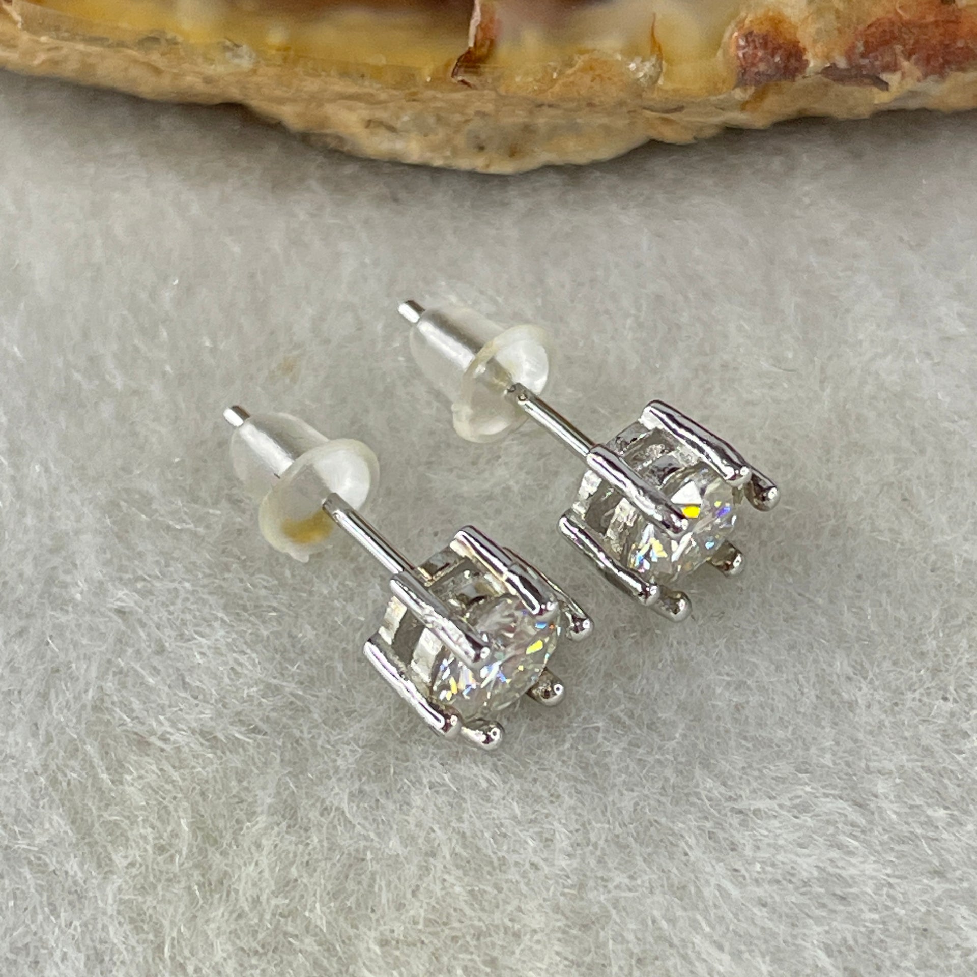 0.5 Ct Colourless Round Brilliant Diameter 5.0mm D VVS1 Excellent Cut Excellent Polish Excellent Symmetry None Florescence Moissanite in S925 Silver Earrings GRA 218444639 - Huangs Jadeite and Jewelry Pte Ltd