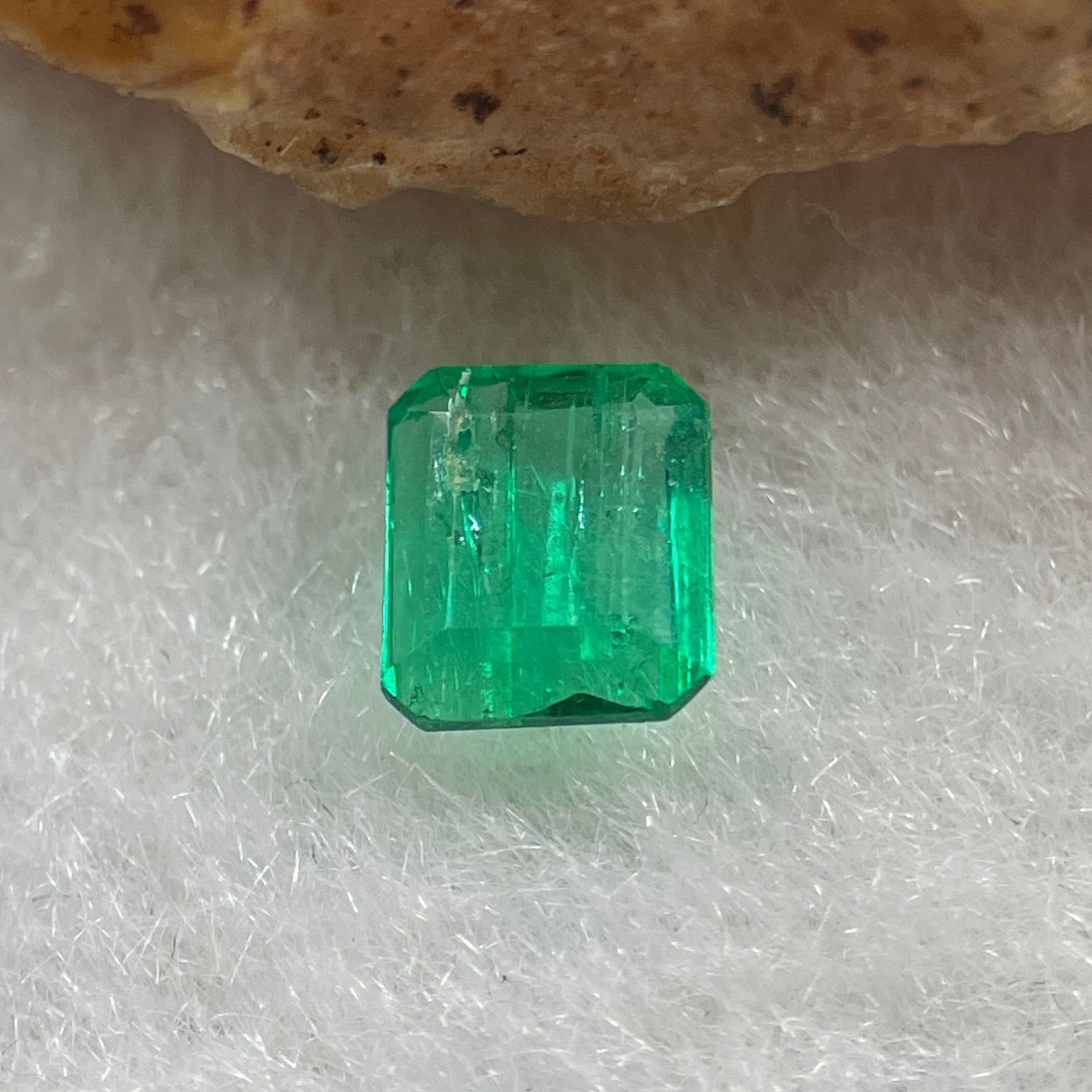 Natural Colombia Vivid Green Emerald (Beryl) Cut-Cornered Rectangular Step cut 0.46ct 5.3 by 4.6 by 2.4mm - Huangs Jadeite and Jewelry Pte Ltd