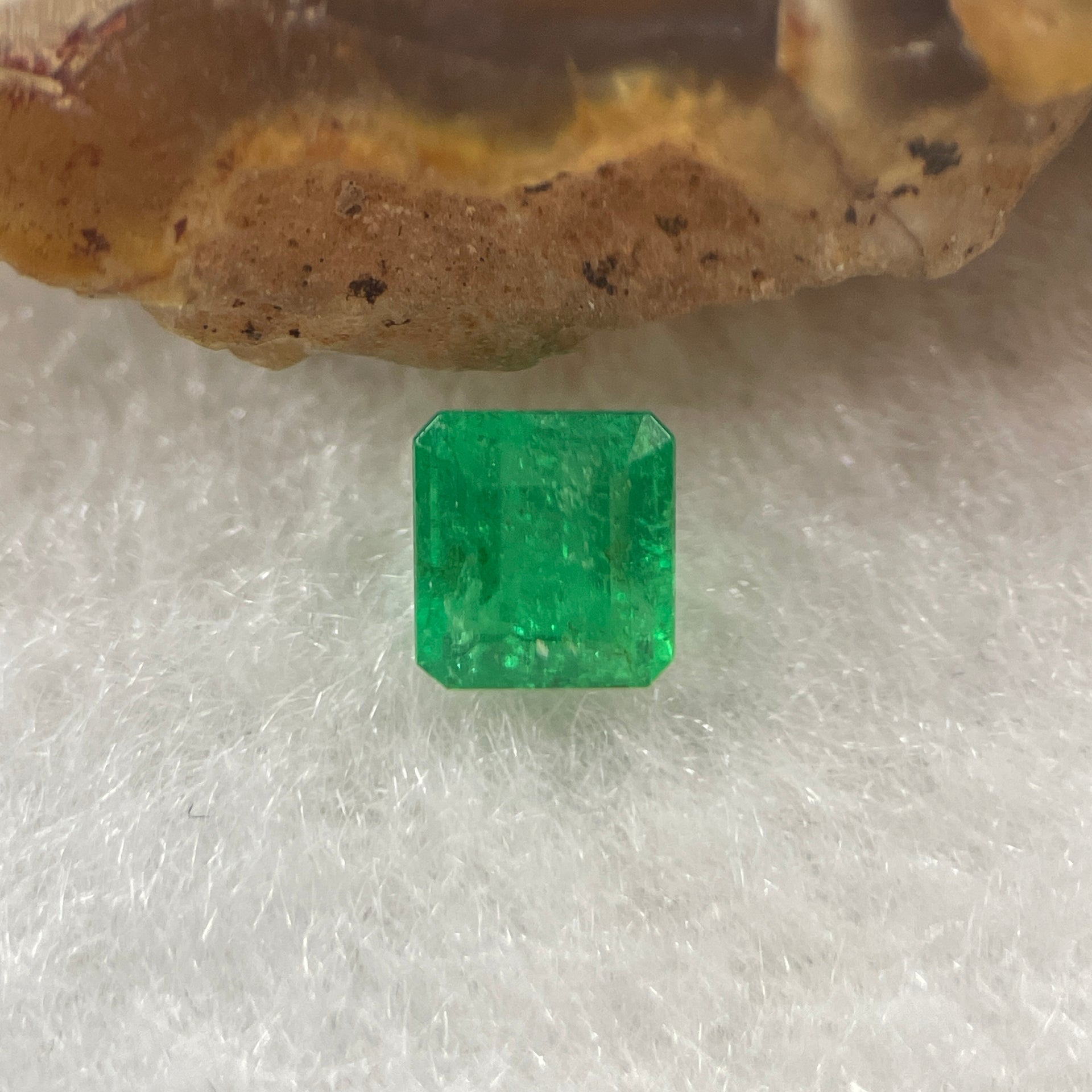 Natural Colombia Green Emerald (Beryl) Cut-Cornered Rectangular step cut 0.55ct 5.0 by 4.6 by 3.4mm - Huangs Jadeite and Jewelry Pte Ltd