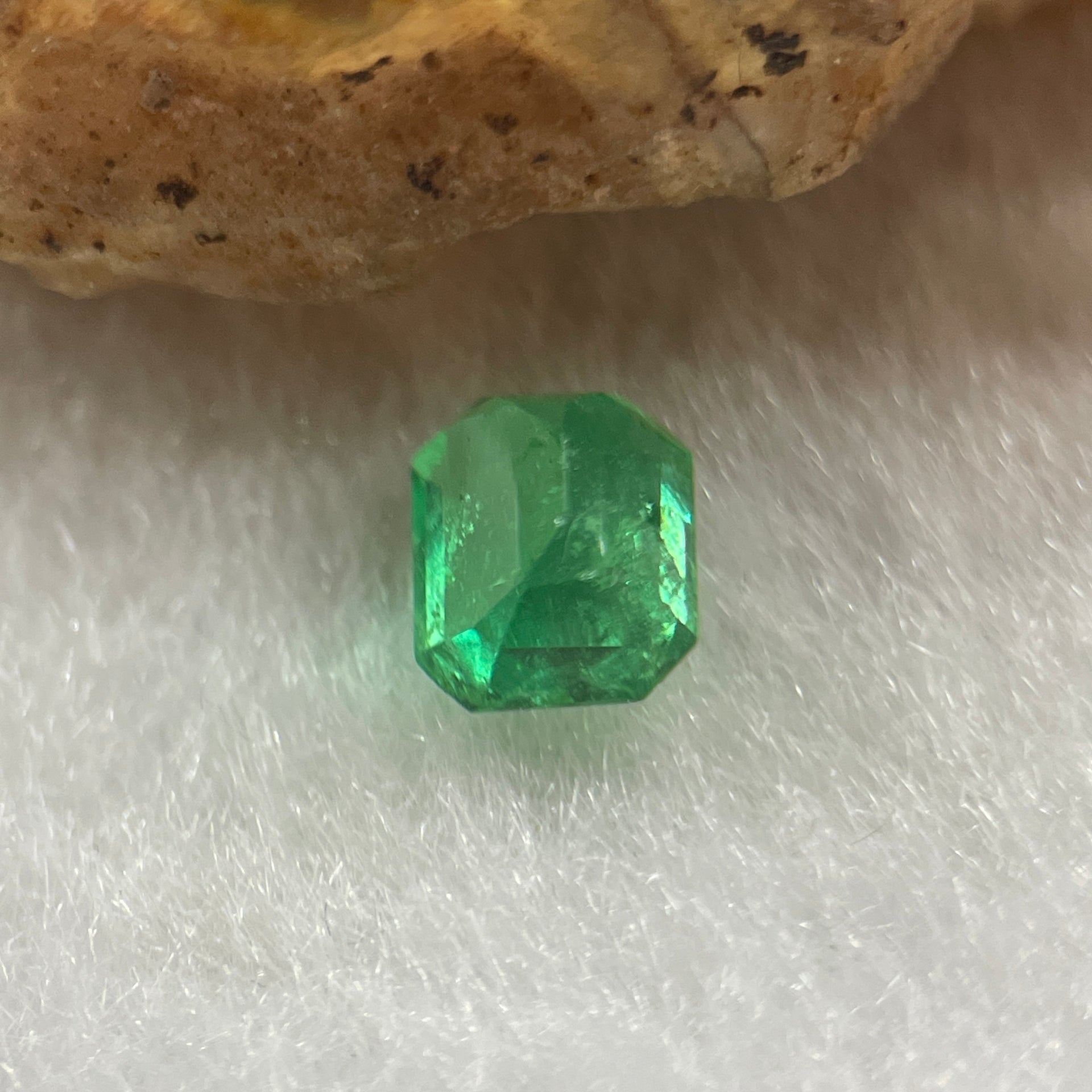 Natural Colombia Green Emerald (Beryl) Cut-Cornered Rectangular step cut 0.68ct 5.6 by 4.8 by 3.6mm - Huangs Jadeite and Jewelry Pte Ltd
