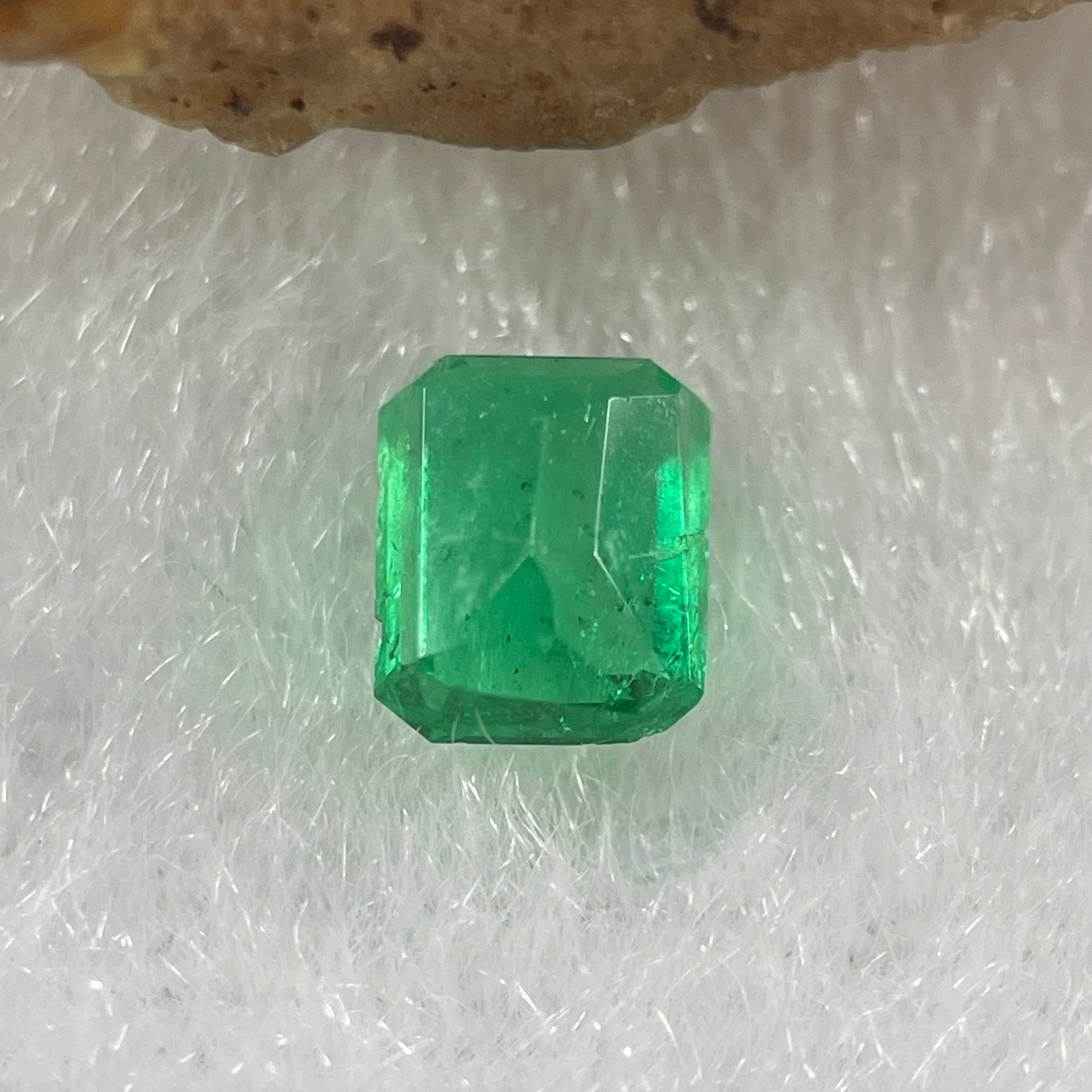 Natural Colombia Vivid Green Emerald (Beryl) Cut-Cornered Rectangular  Step cut 0.48ct 5.2 by 4.3 by 2.9mm - Huangs Jadeite and Jewelry Pte Ltd