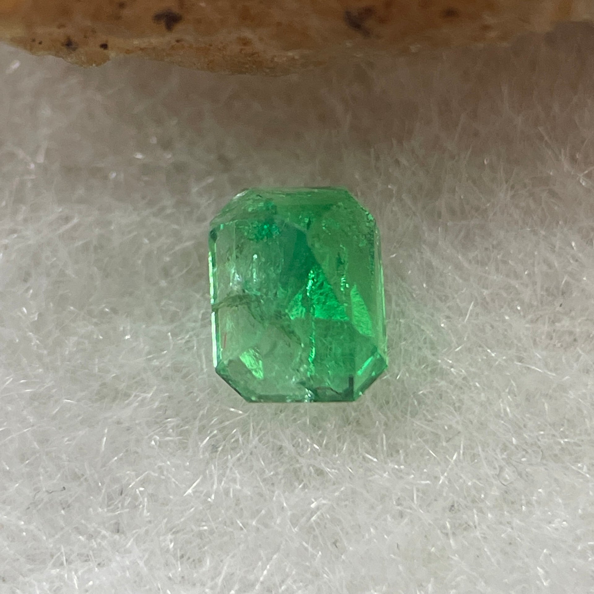 Natural Colombia Vivid Green Emerald (Beryl) Cut-Cornered Rectangular Step cut 0.41ct 4.9 by 3.8 by 3.0mm - Huangs Jadeite and Jewelry Pte Ltd