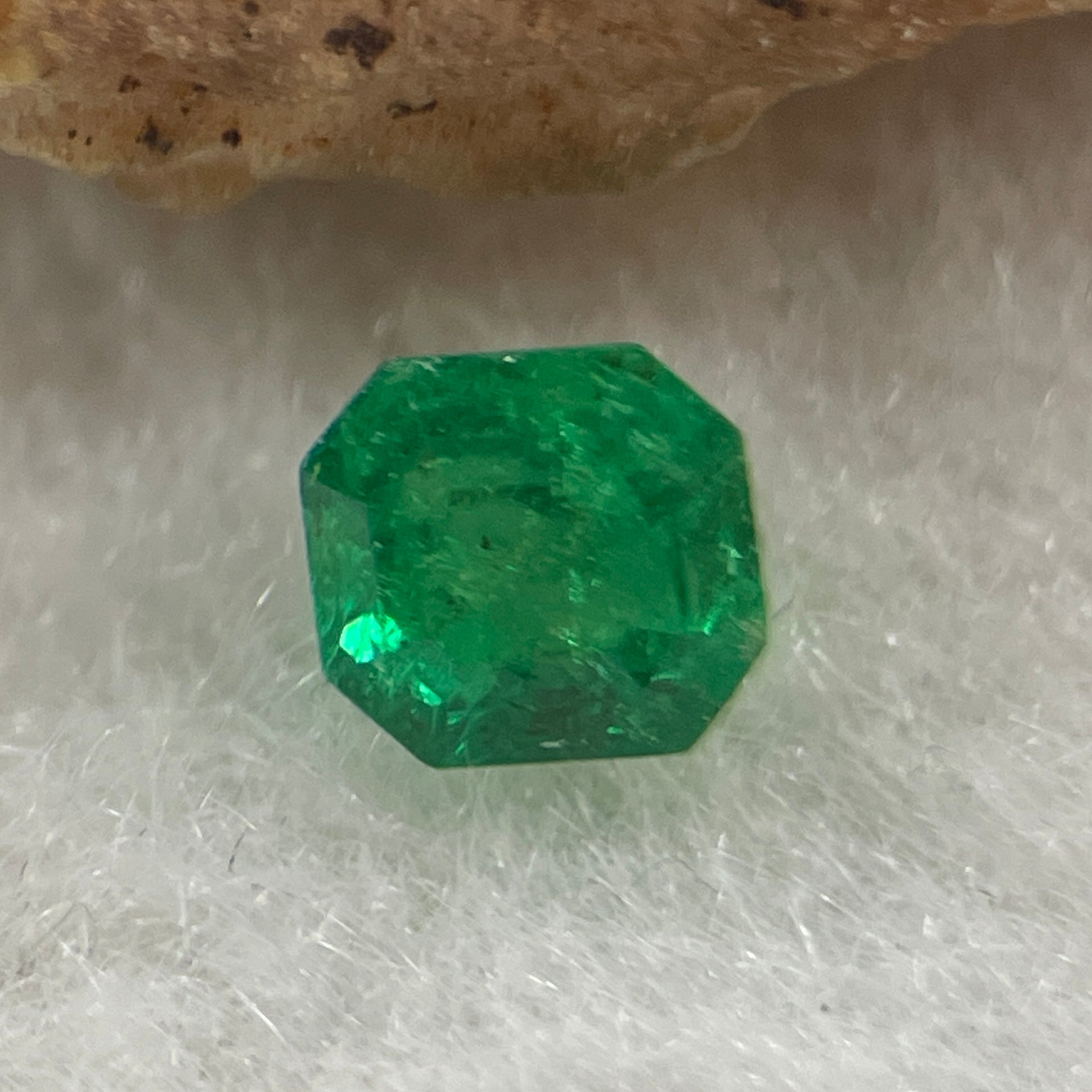 Natural Colombia Vivid Green Emerald (Beryl) Cut-Cornered Square Step cut 0.41ct 4.1 by 4.1 by 3.6mm - Huangs Jadeite and Jewelry Pte Ltd