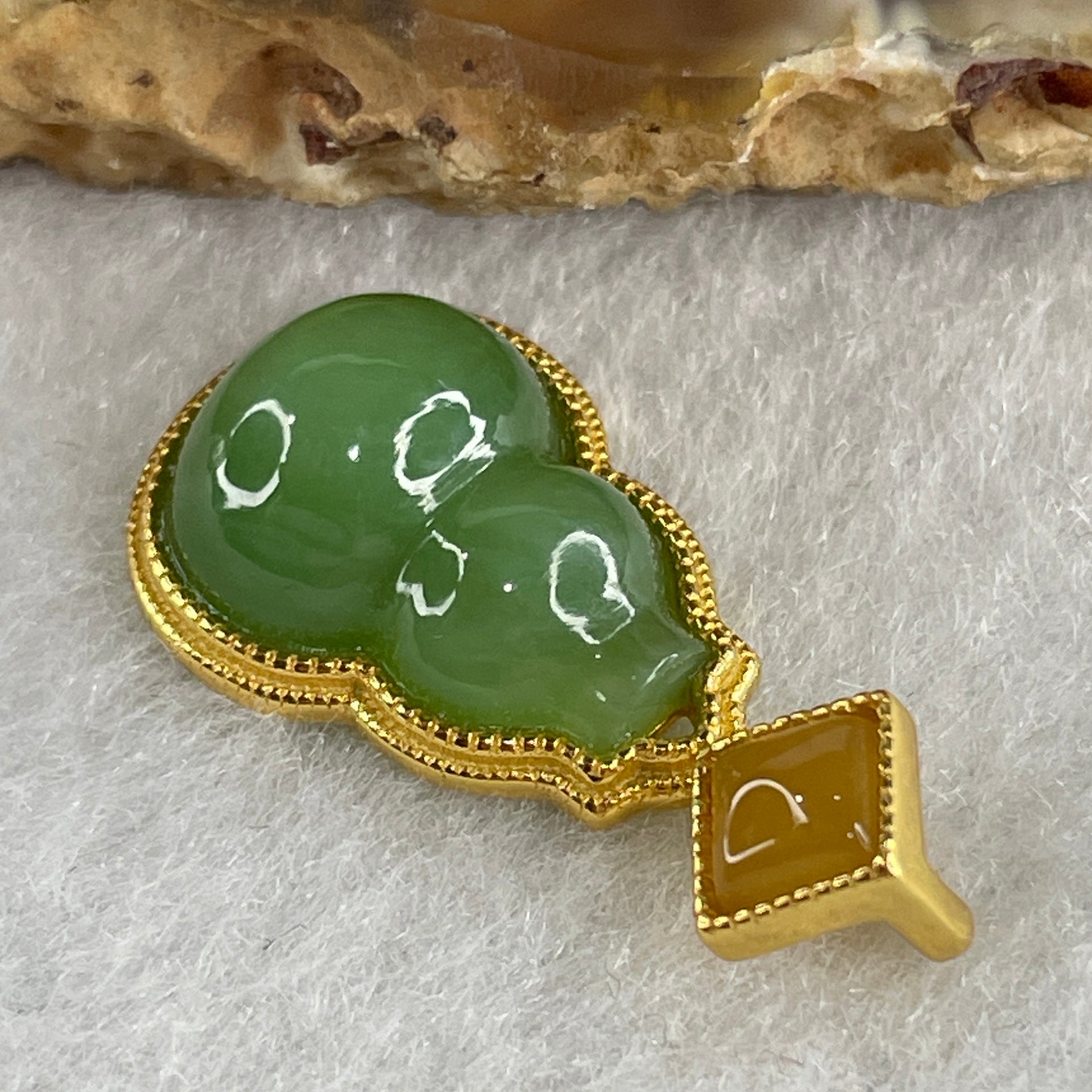 Natural Green Agate Chalcedony Hulu Pendant on S925 Sliver Gold Plated 2.28g 14.2 by 10.2 by 5.0mm - Huangs Jadeite and Jewelry Pte Ltd