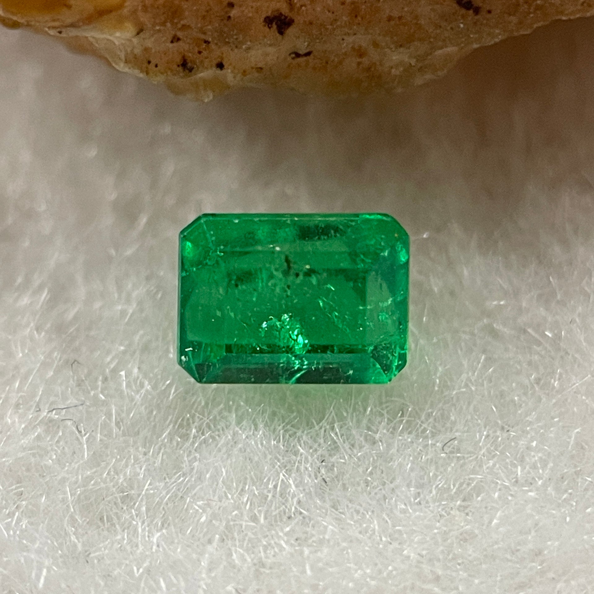 Natural Colombia Vivid Green Emerald (Beryl) Cut-Cornered Rectangular Step cut 0.47ct 4.8 by 3.9 by 3.2mm - Huangs Jadeite and Jewelry Pte Ltd