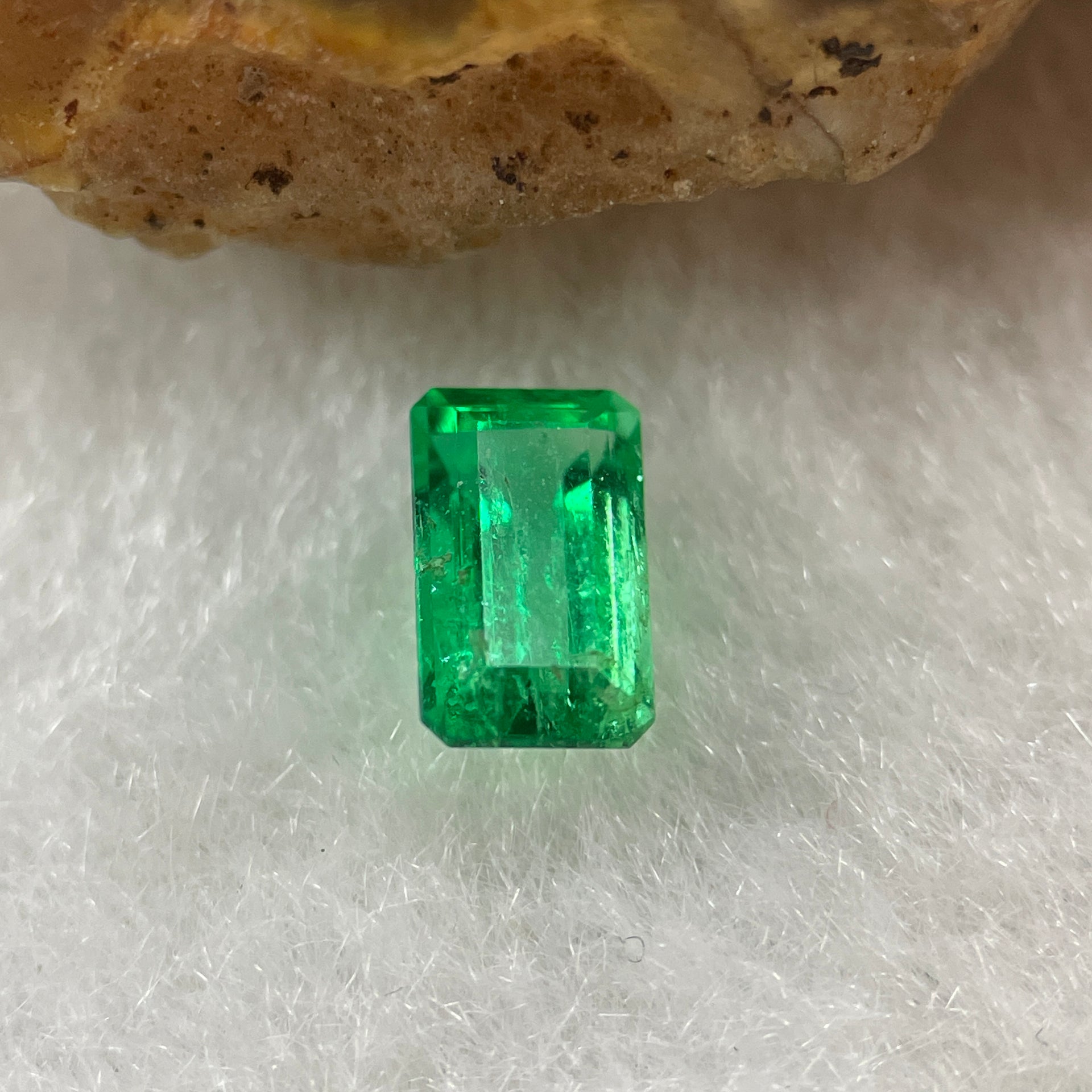Natural Colombia Green Emerald (Beryl) Cut-Cornered Rectangular step cut 0.64ct 6.8 by 4.0 by 3.1mm - Huangs Jadeite and Jewelry Pte Ltd