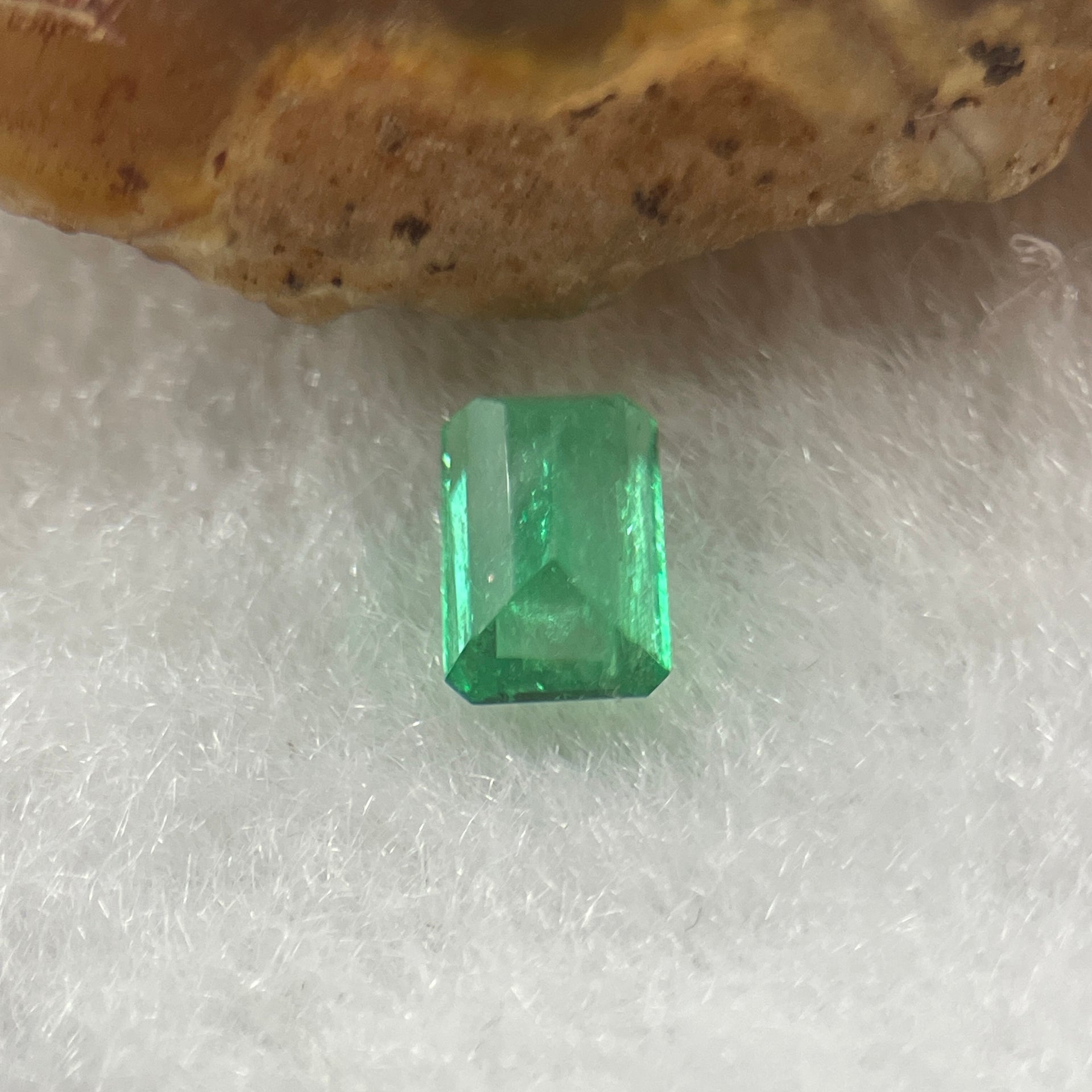 Natural Colombia Green Emerald (Beryl) Cut-Cornered Rectangular step cut 0.50ct 5.5 by 3.7 by 3.2mm - Huangs Jadeite and Jewelry Pte Ltd