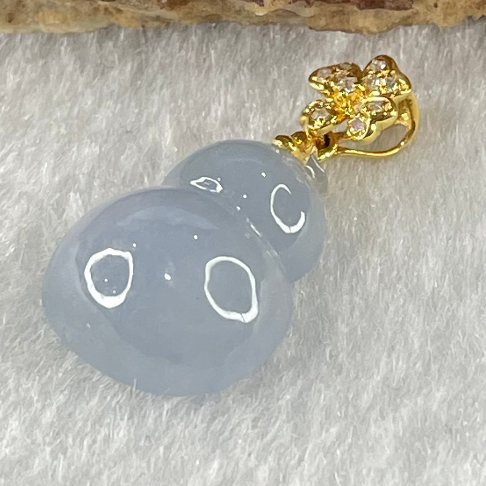 Type A Semi Icy Deep Lavender Jadeite Hulu and Diamonds in 18K AU750 Yellow Gold Four Leaf Clover Pendant 2.19g 15.8 by 11.9 by 6.2mm - Huangs Jadeite and Jewelry Pte Ltd