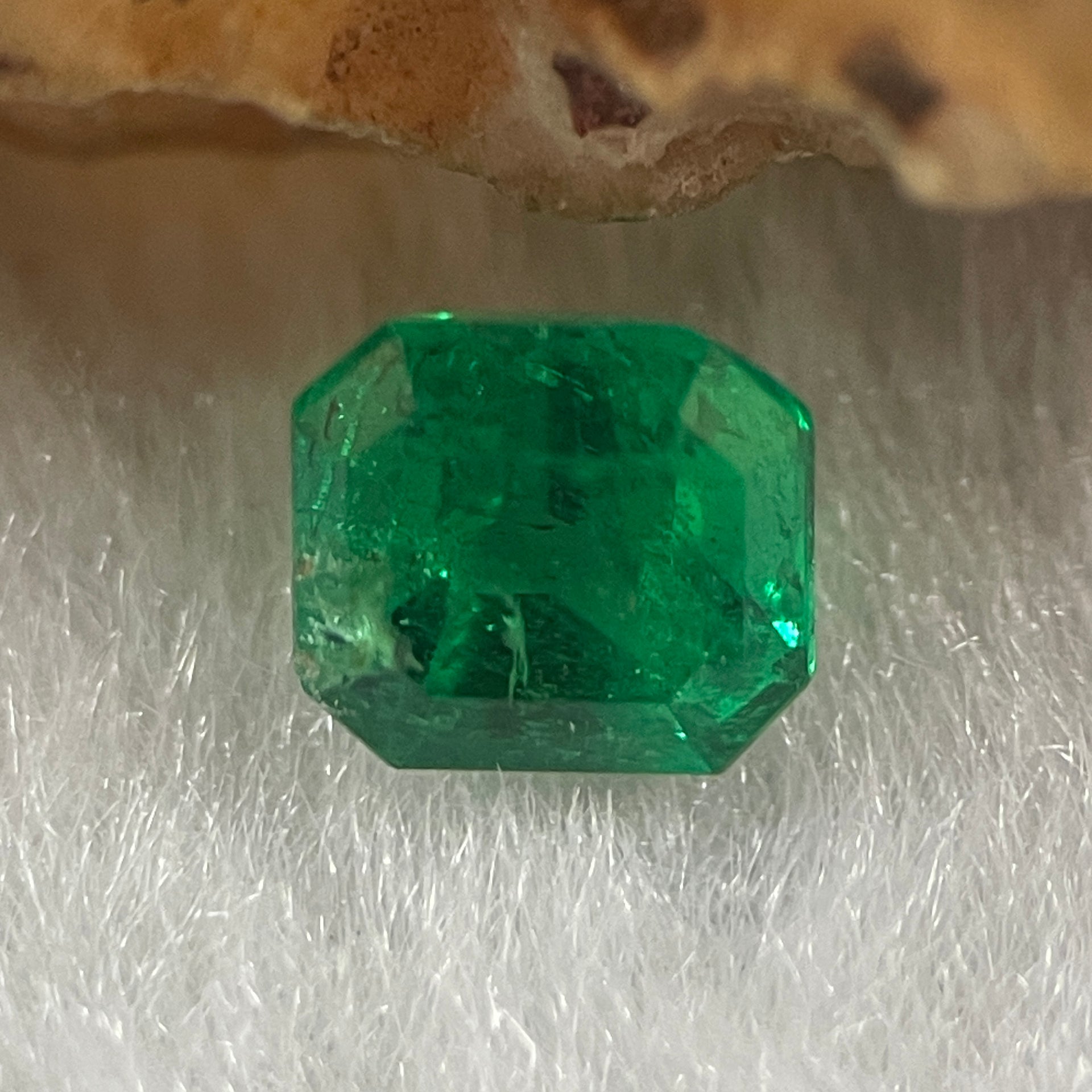 Natural Colombia Green Emerald (Beryl) Cut-Cornered Rectangular step cut 0.86ct 5.6 by 5.2 by 4.3mm - Huangs Jadeite and Jewelry Pte Ltd