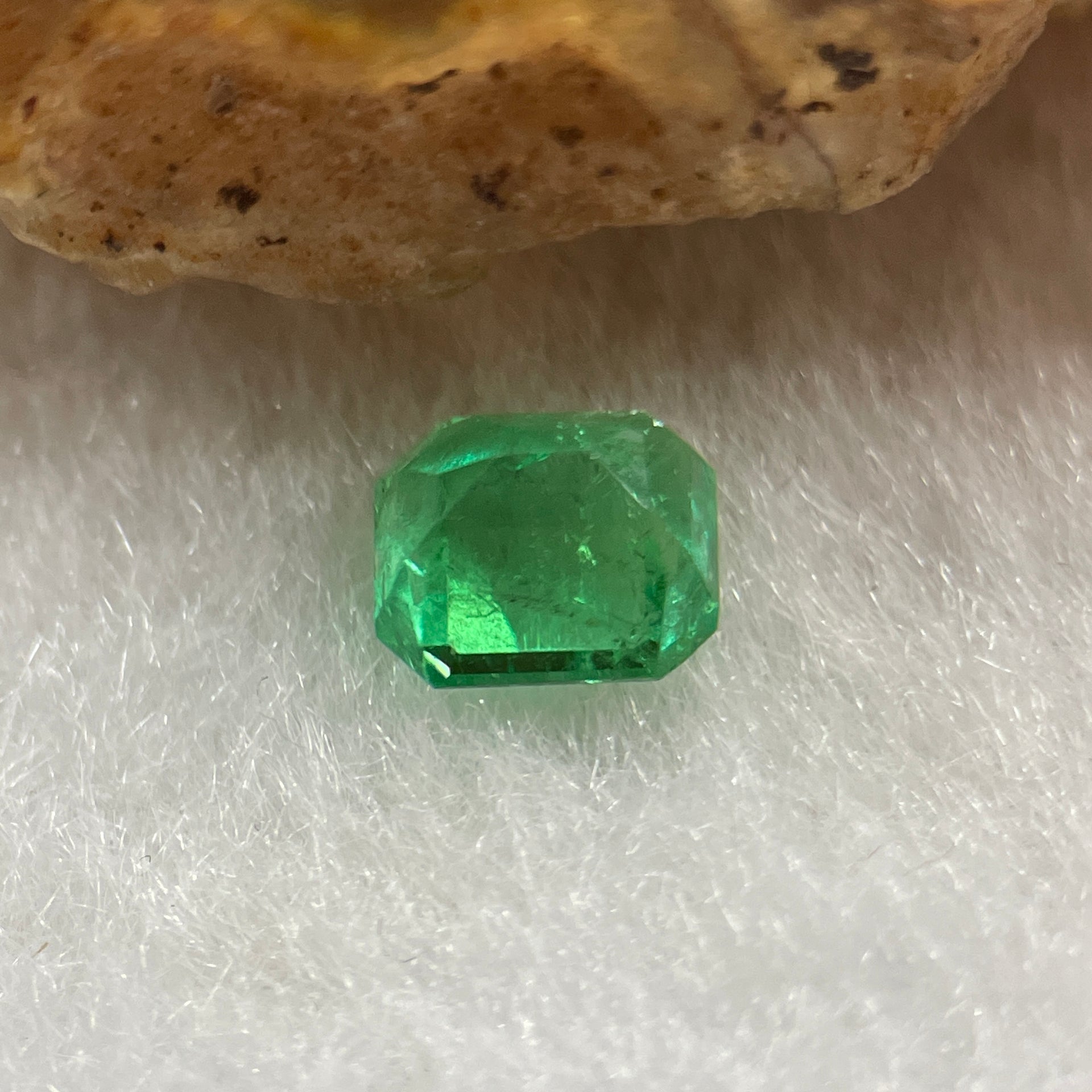 Natural Colombia Green Emerald (Beryl) Cut-Cornered Rectangular step cut 0.68ct 5.6 by 4.8 by 3.6mm - Huangs Jadeite and Jewelry Pte Ltd