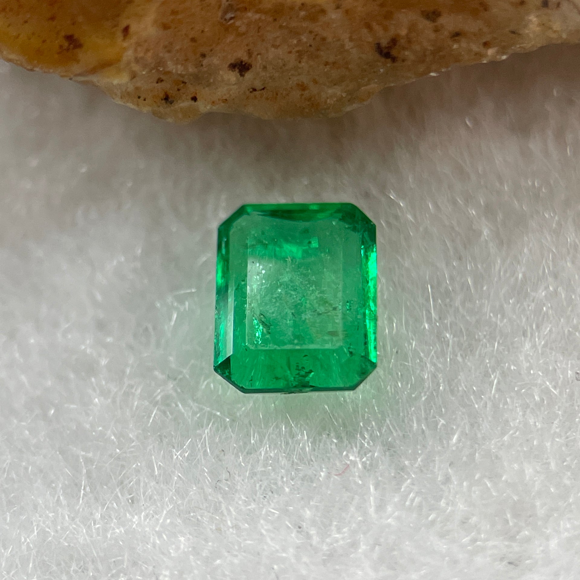 Natural Colombia Vivid Green Emerald (Beryl) Cut-Cornered Rectangular Step cut 0.46ct 5.9 by 4.6 by 1.9mm - Huangs Jadeite and Jewelry Pte Ltd